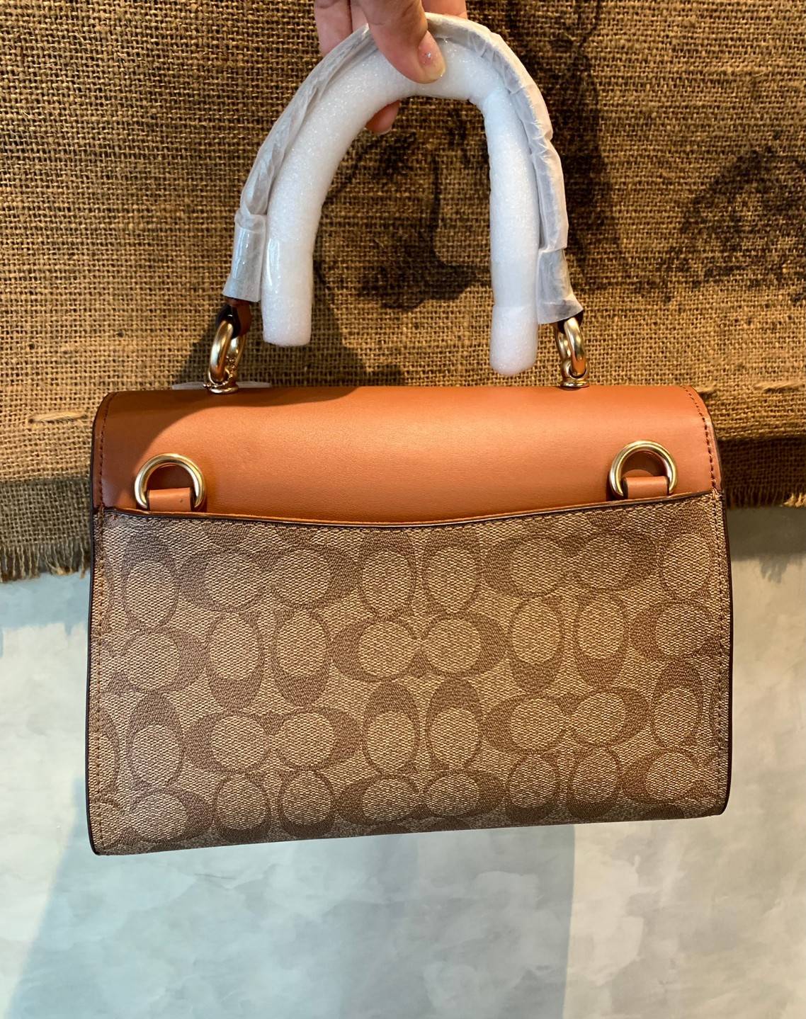 สวย หรู ดูดี รุ่นนี้กัยเลยค่า!! COACH TILLY TOP HANDLE SATCHEL IN SIGNATURE ((76620)) พร้อมส่งความสวย ห้ามพลาดค่ะ! กระเป๋าหิ้ว//คล้องมือ//สะพายข้างได้ ทรงสวย หนังแท้เรียบ+ลายCได้สวยงามค่ะ เปิดปิดกระเป๋าแบบหมุนล็อค ภายในมีช่องหลักใส่ของ2ช่อง สามารถใส่กระเป