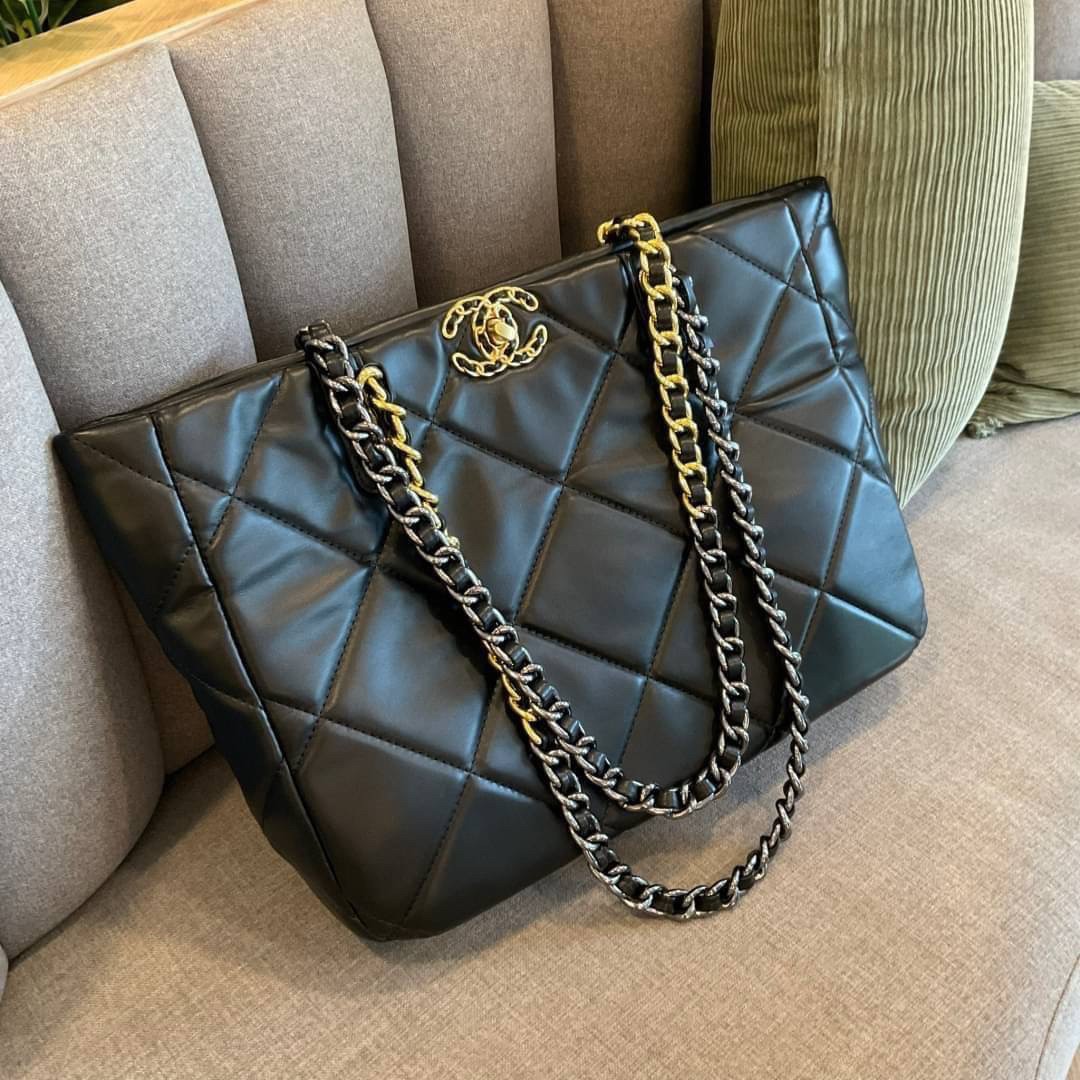 CHANEL LEATHER TOTE BAG ของเข้าเติมสต้อค ได้ล้อตราคาพิเศษค่าา ✨ รุ่นใหม่ล่าสุด ทรงที่สาวๆรอคอย ไซส์ใหญ่อลัง ตัวกระเป๋าเป็นหนังแท้เนื้อนิ่มทั้งใบ เนื้อหนาดีมาก อะไหล่สามสี ประดับโลโก้แบรนด์สลับโซ่