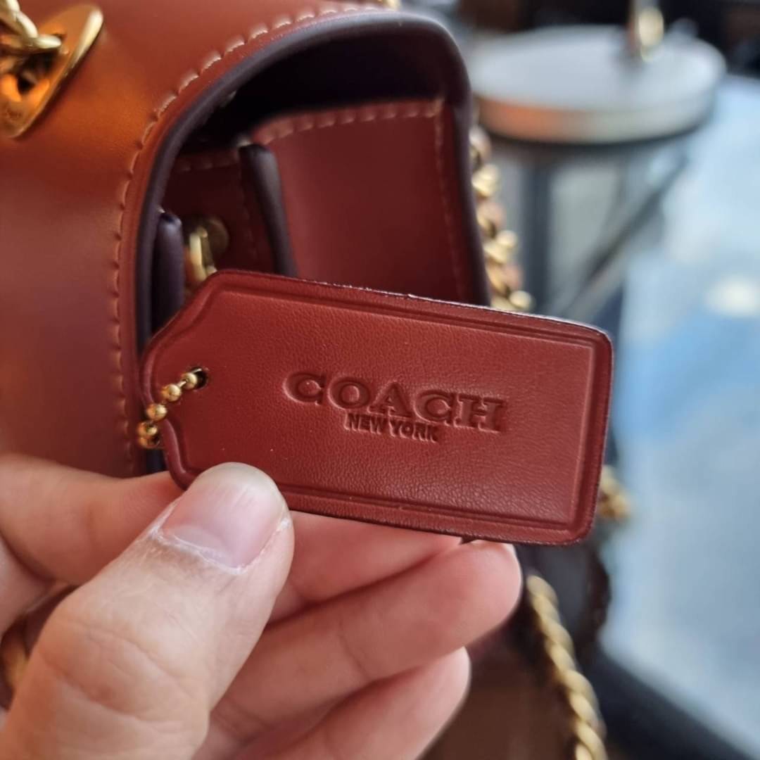 COACH 54649 PARKER IN SIGNATURE CANVAS WITH PRAIRIE FLORAL PRINT กลับมาอีกครั้ง!! กับไอเท็มสุดฮ็อต ที่สาวๆตามหากันนักหนา จัดมาแบบจุใจไปเลย ความสวยแซ่บไม่ต้องพูดเยอะ วัสดุหนังแคนวาสสลับหนังเรียบสวยคม พร้อมดีไซน์ลายดอกไม้โดดเด่น เปิด-ปิดง่ายด้วยตัวบิดล็อค ภ