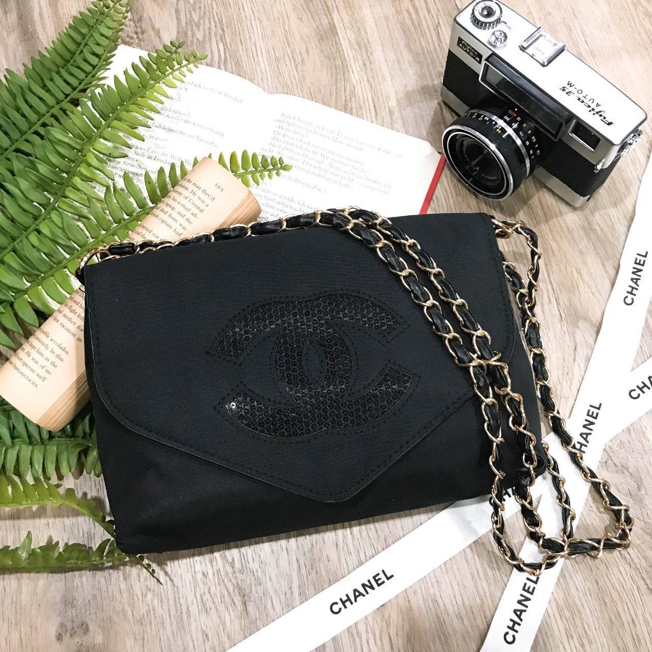 Chanel Envelope Cosmetic Bag With Chain VIP Gift With Purchase (GWP) VIP. gift แท้จาก Chanel Cosmetic Counter ดีไซน์รูปซองจดหมาย วัสดุ Nylon & Polyester 100% อยู่ทรงสวยอด้านหน้า ประดับโลโก้แบรนด์วิ๊งๆ สวยหรูดูดี เปิดปิดด้วยฝาปิด พร้อมซิปแบรนด์อะไหล่ทอง ซั