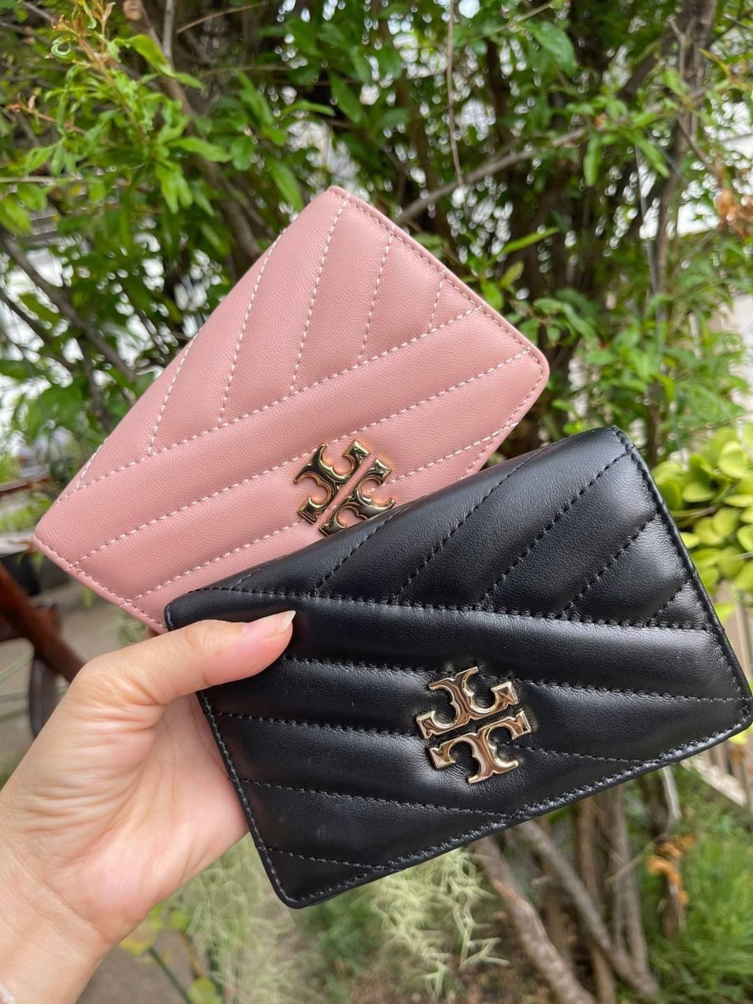 ของแท้ 💯% 】Tory burch kira chevron medium slim wallet กระเป๋าสตางค์หนังแกะขนาดmedium size การตัดเย็บหนังแกะแสนนุ่มแบบลายบุสองชั้น สัมผัสนุ่มควบคู่กับดีไซน์อันเป็นเอกลักษณ์ ดูแพงด้วยโลโก้ด้านหน้าสีทองสวยหรู