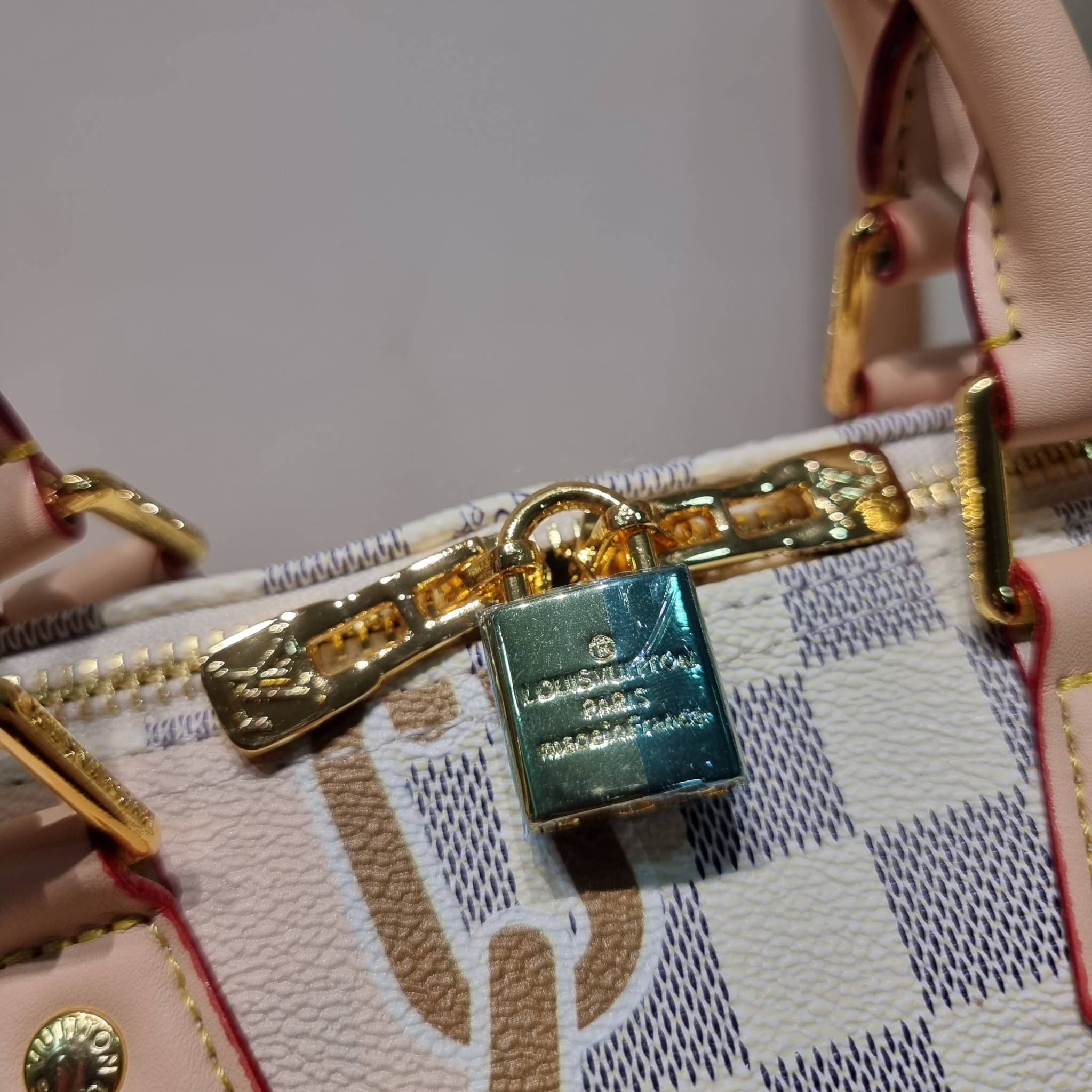 LV Speedy Bandoulière 25 Damier Azur กระเป๋าทรงหมอน รุ่นท็อปฮิต กับดีไซน์ใหม่ต้อนรับฤดูร้อน โดดเด่นด้วยวัสดุแคนวาสตกแต่งลายพิมพ์ไม่เกร่อ วัสดุหนังแคนวาส