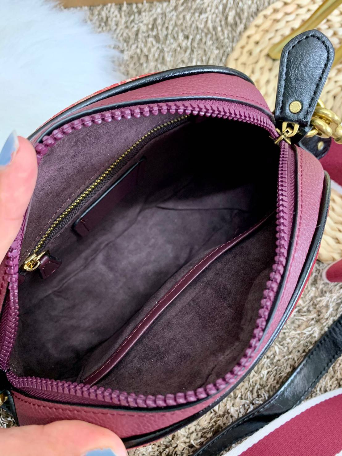 COACH KAT CROSSBODY WITH HORSE AND CARRIAGE PRINT ((88480//88544)) พร้อมส่งค่ะ! กระเป๋าสะพายแบบครอสบอดี้ร์ หนังแท้อย่างดี ตัวกระเป๋าเก๋ด้วยการพิมพ์ลายรถม้าค่ะ ด้านหน้ามีช่องกระดุมแม่เหล็กสำหรับใส่ของจุกจิกได้ พร้อมโลโก้แบรนด์สุดหรู