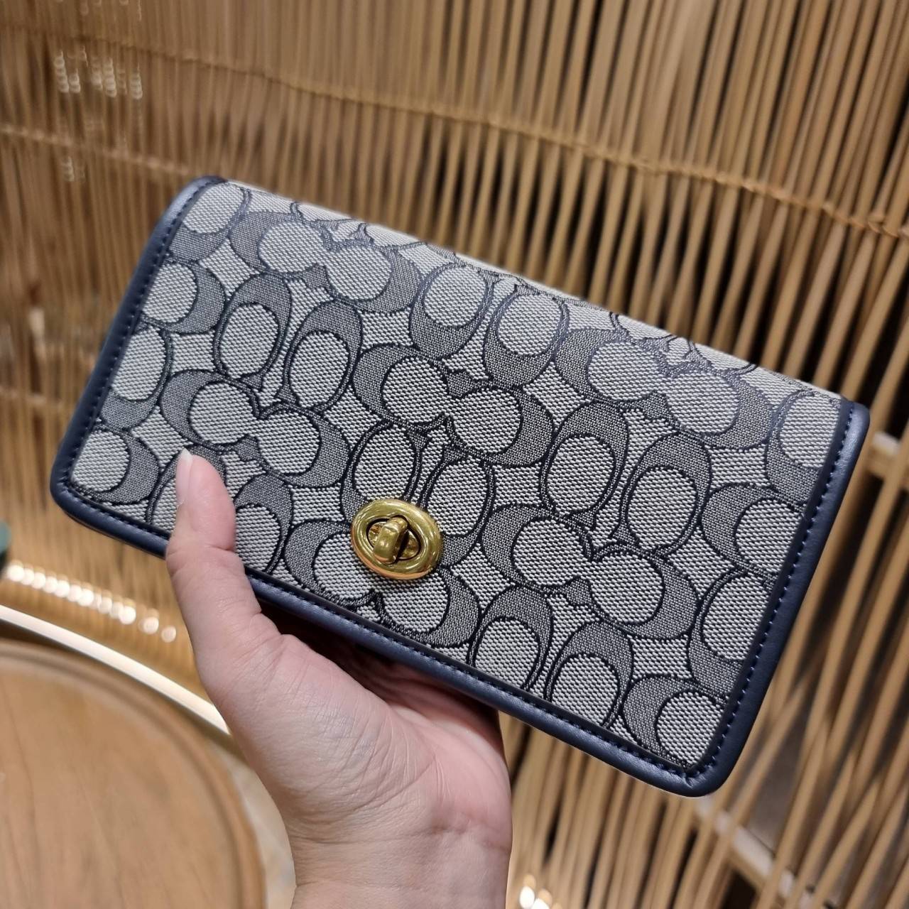 COACH C3824 FOLDOVER CROSSBODY CLUTCH IN SIGNATURE JACQUARD คลัทช์เก๋ๆที่สาวๆตามหา 2IN1 ไปอีกหนึ่ง!! กระเป๋าสะพายทรงคลัชท์ ใช้งานได้ถึง 2 แบบ จะพกเดี่ยวๆแทนกระเป๋าสตางค์ หรือคล้องสายสะพายข้าง สะพายชิคๆคูลๆ ก็ได้อีก มันดีงามมากทุกสี เพราะความละมุนของผ้า ja