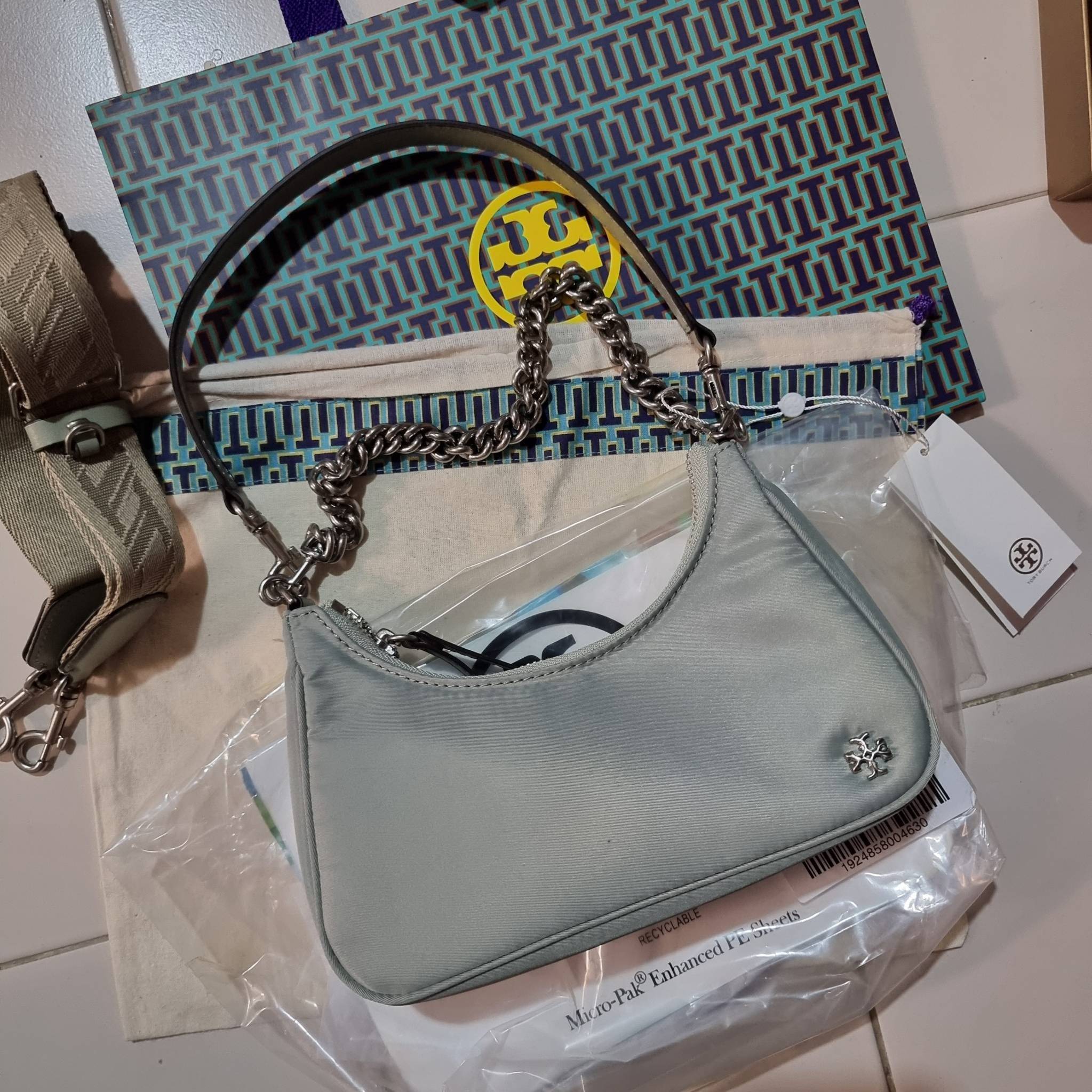 TORY BURCH MERCER NYLON SMALL SHOULDER BAG ใหม่ก่อนใคร!! กับคอลหวานๆ สดใสๆ กระเป๋าสะพายทรงโฮโบ ขนาดกะทัดรัด ฟังก์ชั่นการใช้งานจัดแบบเต็มที่ ด้วยสายสะพายถึง 3 เส้น สายโซ่คล้องแขน สายหนังแบบสั้นคล้องไหล่ และสายสปอร์ตเส้นใหญ่ ดูดี!! คุ่มแค่ไหนคิดดู!! วัสดุผ้