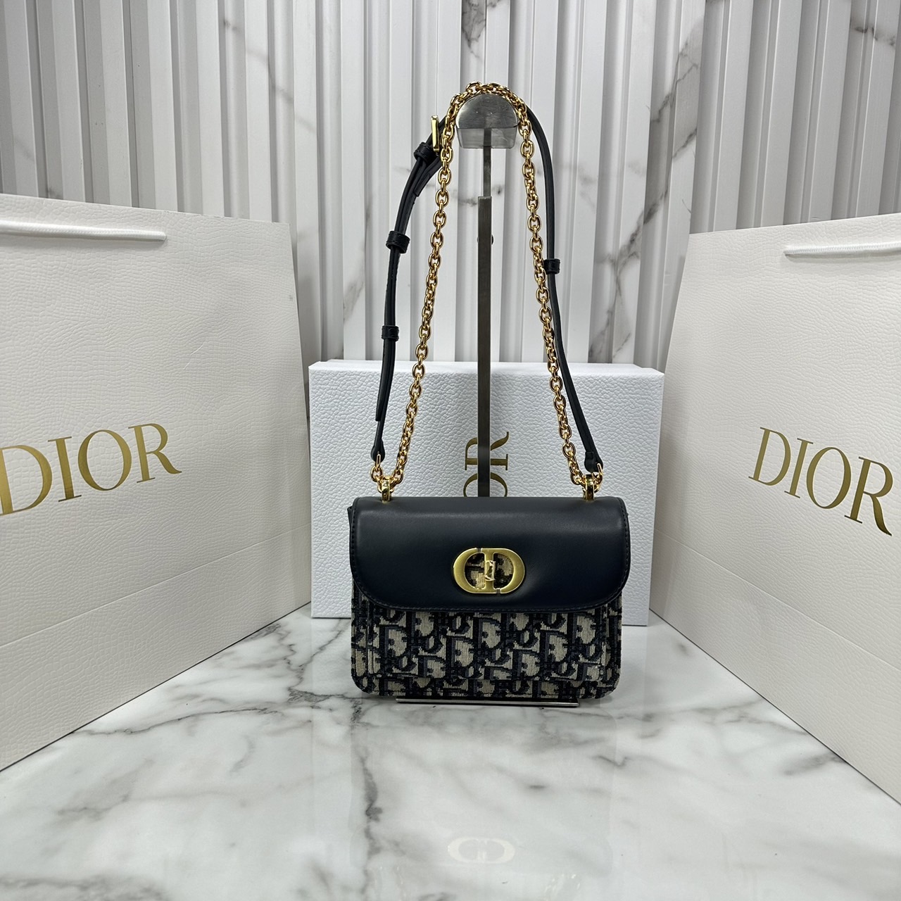 DIOR Miss Maddy Mini Bag กระเป๋าสะพายรุ่นใหม่ winter 2024 สวยหรู ดีเทลแพง รุ่นที่ใครเห็นเป็นต้องรัก ดีไซน์เรียบง่าย แต่แฝงความผู้ดี ภายในแบ่งสัดส่วนไว้ดีมาก รับรองว่าประทับใจแน่นอนจ้า