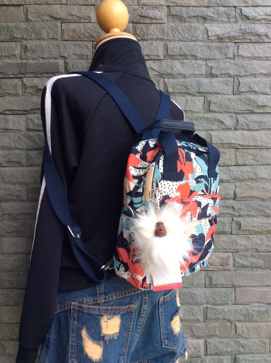 Kipling Mini Backpack 2017 k12688 small flower printed มีพวงกุญแจ Promptpay , พวงกุญแจลิง ,พวงกุญแจอะไหล่ สัญญาลักษณ์ แบรนด์ --------- กระเป๋าขนาดมินิ สามารถใช้งานได้ 3 แบบ : เป็นสะพายหลังได้ / สะพายข้างได้ / มีหูหิ้วถือได้ มีหลายลายให้เลือก ลายสวยน่ารัก 