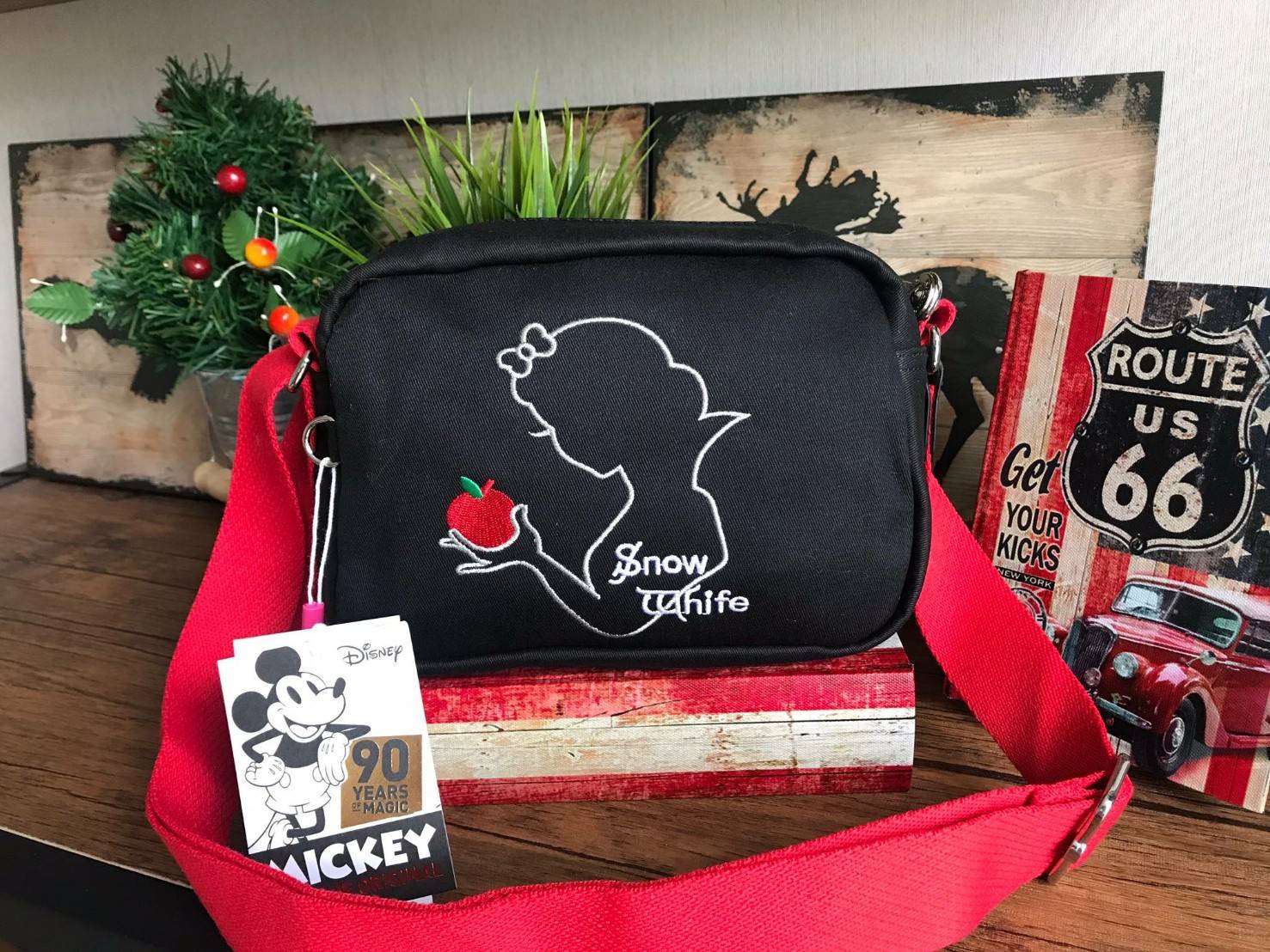 Disney's Mickey&Jungle Book Veni Crossbody Bag รุ่นLimited Edition ทรงสะพายข้าง ขนาดกำลังดี วัสดุpolester100% ดีเทลด้านหน้าลายการ์ตูนของวอลด์ดิสนีย์ เปิดปิดด้วยซิปเดียวด้านบน ภายในกว้าง มีช่องซิปและที่ห้อยพวงกุญแจ ฐานกว้างจุของได้เยอะสามารถสะพายได้ทั
