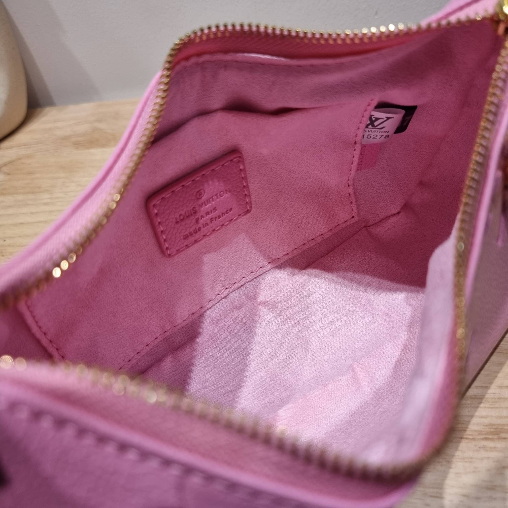 LV Mini Moon Monogram Empreinte Leather ใหม่ล่าสุด สวยสับ สวยตัวแม่ ไอเท็มเก๋ๆ ใบเดียวก็เลิศ กับกระเป๋าสะพายทรงพอช ขนาดกำลังน่ารัก พกพาง่าย รูดใช้งานสะดวกด้วยซิป ภายในเป็นช่องโล่ง มีช่องซิป ส่วนสายสะพายปรับสั้นยาวได้ตามเหมาะสม ดูดี ดูแพงทุกสี