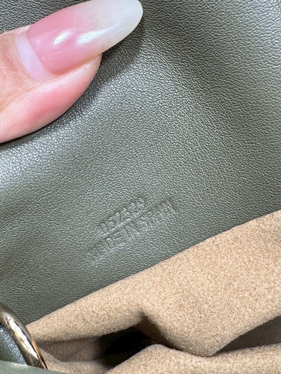 ORI หนังแท้ | Medium Loewe Flamenco clutch in nappa leather 30cm กระเป๋าสะพายทรงคลัชดีไซน์รูดเชือก เรียบหรูดูแพง เรียบง่ายใช้งานสะดวก หนังแนปป้าให้สัมผัสนุ่มสบายผิว มาพร้อมสายสะพายร้อยห่วงหรูหรา