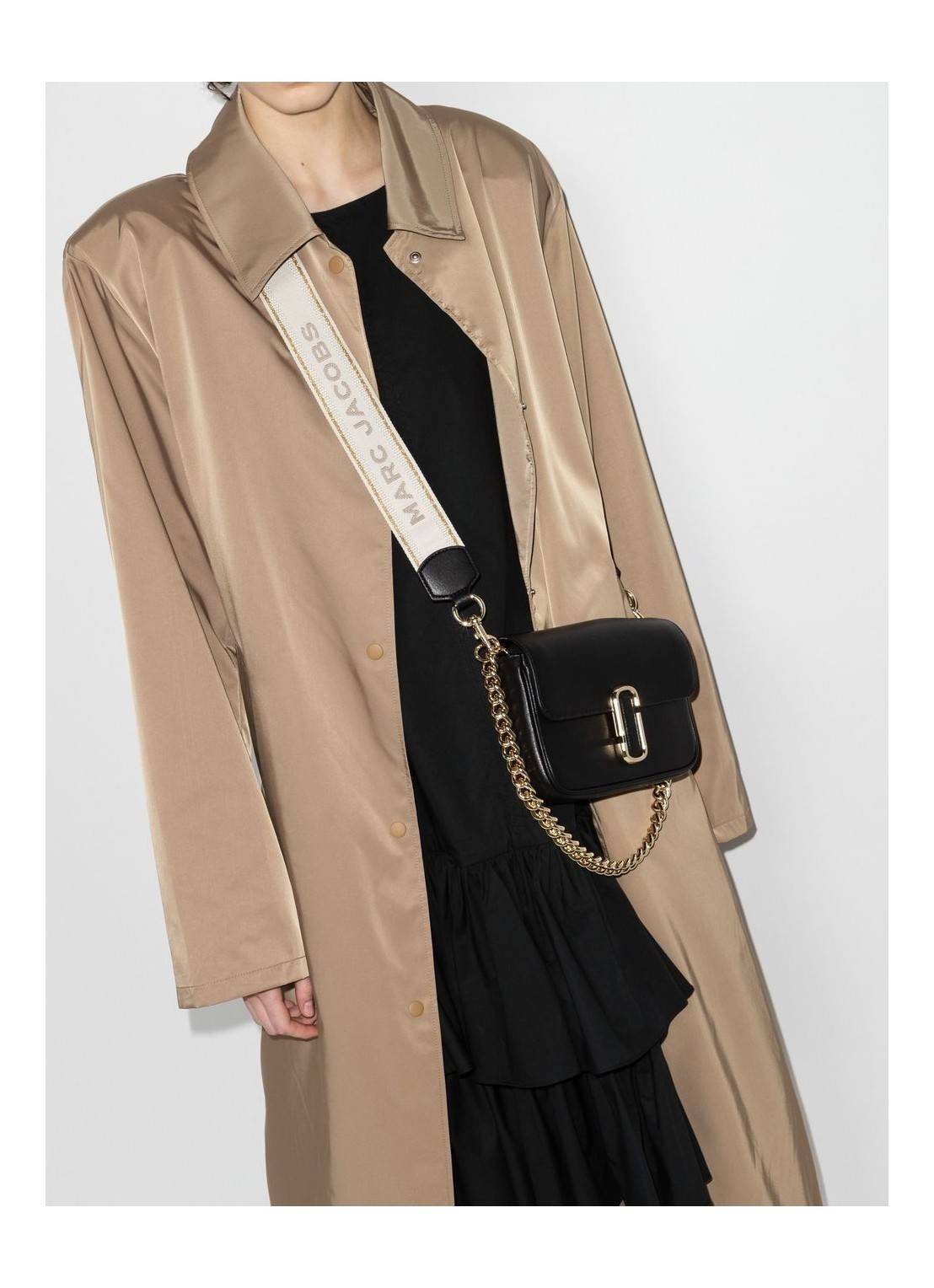 MARC JACOBS THE J MARC SHOULDER BAG คอลเลคชั่นใหม่ล่าสุด สวยฟาดกว่าใคร ใบไหนๆก็ต้องหลีก กับกระเป๋าสะพายไหล่สุดหรู รูปทรงใช้งานง่าย ดีไซน์เรียบ แต่แฝงไปด้วยความผู้ดี ดูแพง