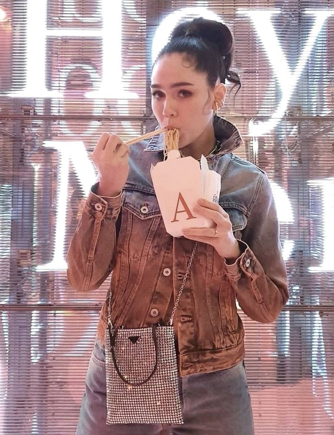 เซทสุดคุ้ม! ซื้อ1ได้ถึง3 PRADA CRYSTALS MINI TOTE BAG WITH KEYCHAIN AND VACUUM BOTTLE VIP สวยหรูดูดี items นี้คุ้มมากๆได้ถึง3อย่างทั้งกระเป๋าสะพาย(พร้อมสายโซ่)+พวงกุญแจ+กระบอกน้ำครบชุด ไอเท็มแนะนำน่าใช้ควรค่านักสะสม