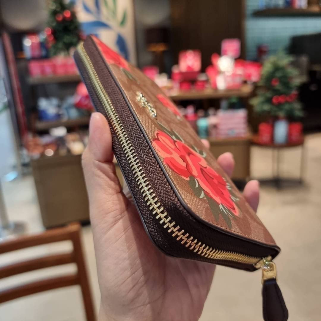 COACH ACCORDION ZIP WALLET IN SIGNATURE CANVAS WITH PRAIRIE ROSE / JUMBO FLORAL / CAMO ROSE FLORAL / MEDLEY BOUQUET PRINT ((F31572/F39189/F26290/F2859)) สวยคลาสสิคไม่มีใครเกิน!! กระเป๋าสตางค์ใบยาว ลวดลายสวย สีสันโดดเด่น วัสดุหนังแคนวาสเคลือบ เปิด-ปิดด้วยซ