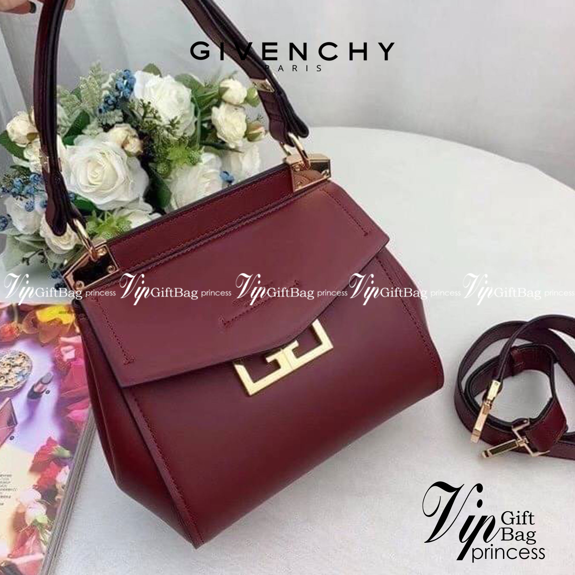 หนังแท้ Givenchy Mini Mystic Calfskin Leather Satchel / Givenchy Top Handle Bag กระเป๋ารุ่นใบใหม่จากแบรนด์หรู การออกแบบเชิงมุมโดดเด่นด้วยแผ่นปิดสามเหลี่ยมที่มีรายละเอียดพร้อมการปิดด้วยแม่เหล็ก double-G พกติดตัวไว้ที่หูหิ้วด้านบนหรือสวมสายสะพายทรงเรียวเพื่