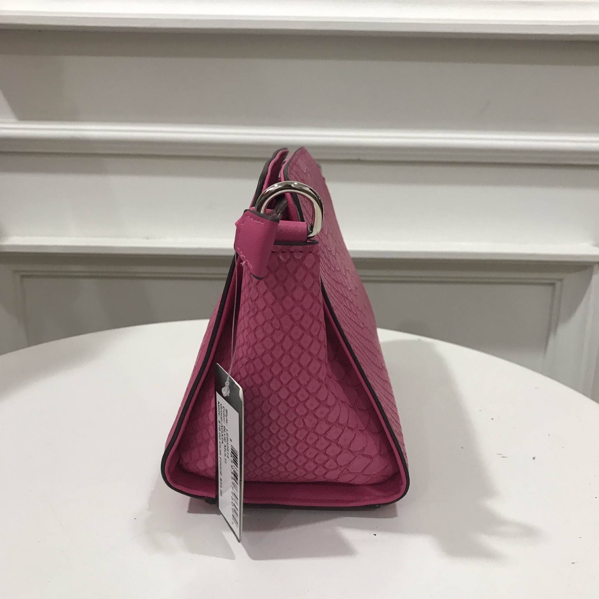 GUESS CROSSBODY BAGกระเป๋าสพายทรงสุดฮิต ดีไซรีหรู หนังสวยอยู่ทรง ภายในมีช่องซิป เปิดปิดง่ายด้วยซิป อะไหล่สีเงินดูหรู สายสพายปรับได้ มีหมุดรองฐานทั้งสี่ กันฐานเป็นรอยได้ดี รุ่นแนะนำสินค้าคุณภาพจากแบรนด์นี้การันตีความสวยคะ