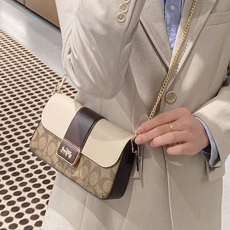 Coach grace series carriage logo handbag slingbag shoulderbag F2232 กระเป๋ามาพร้อมดีไซน์ที่ดูหรูหรา มีเอกลักษณ์เป็นที่จดจำได้ง่าย รวมถึงมีสีสันให้เลือกหลากหลายจึงครองใจสาว ๆ ได้ไม่ยาก โดยกระเป๋าออกแบบให้มีลักษณะเป็นกระเป๋าสะพายไหล่ทรงเหลี่ยมสุดคลาสสิก ที่