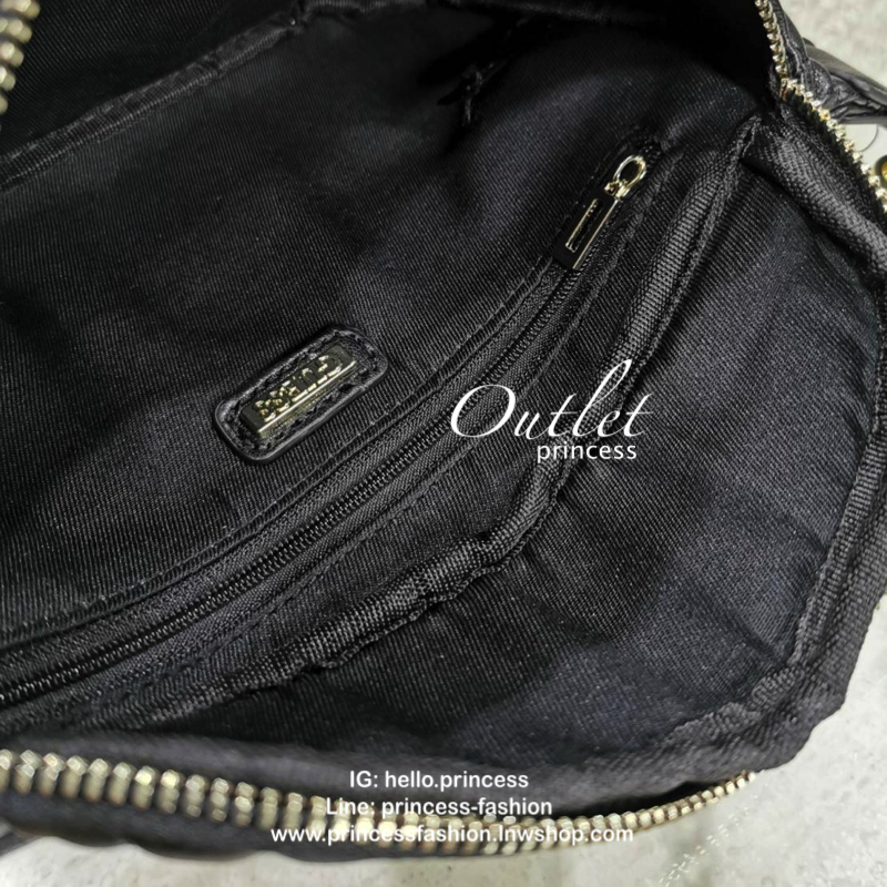 Guess Woman Factory Belt Bag กระเป๋าสะพาย/คาดเอว/คาดอก รุ่นใหม่ดีไซน์ยอดนิยมจาก GUESS FACTORY วัสดุหนังเเกะสังเคราะห์เนื้อหนานิ่มลายตาราง เปิดปิดด้วยซิปสะดวกใช้ ด้านหน้ามีโลโก้ ภายในมีโลโก้และช่องซิป มาพร้อมสายสะพายให้เลือกใช้ถึง2แบบไม่จำเจ ทั้งสายโซ่และส