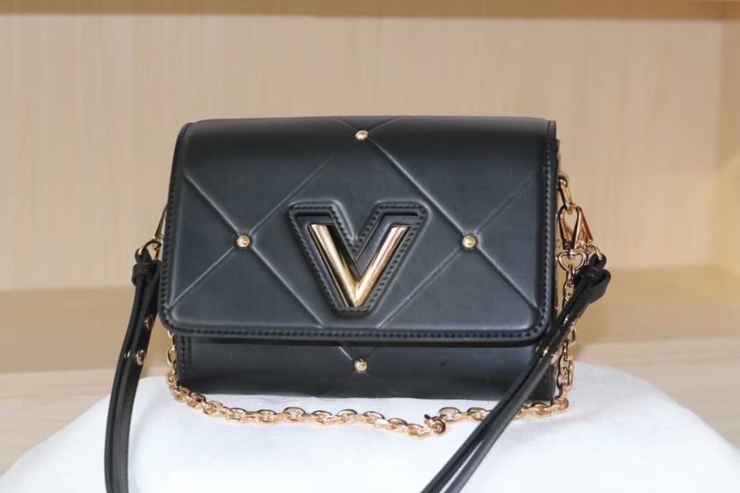 หนังแท้ LOUIS VUITTON Epi Twist Shoulder Bag MM พร้อมส่งที่ไทย เกรดออรินอลงานหนังแท้ทั้งใบ ภาพสินค้าถ่ายจากงานขายจริง ใช้งานต่างประเทศได้