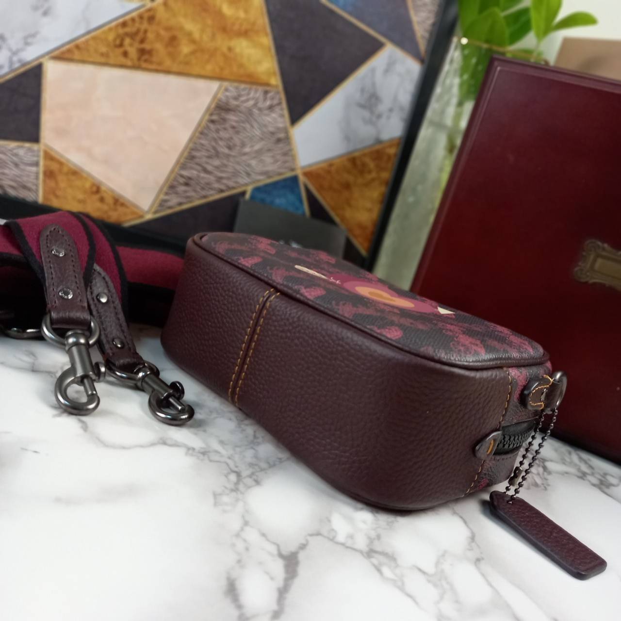 COACH Camera Bag 26, rainbow-red pattern COACH Camera Bag 16 With Horse And Carriage Print and Heart OXBLOOD (F79369 F88264) 🍁น่าใช้มากมาย รุ่นนี้มาพร้อมสายสปอร์ตใหญ่ ถอดเก็บได้ ปรับระดับได้ หนาแน่น ทนทาน จุของได้เยอะพอสมควร //วัสดุแคนวาส