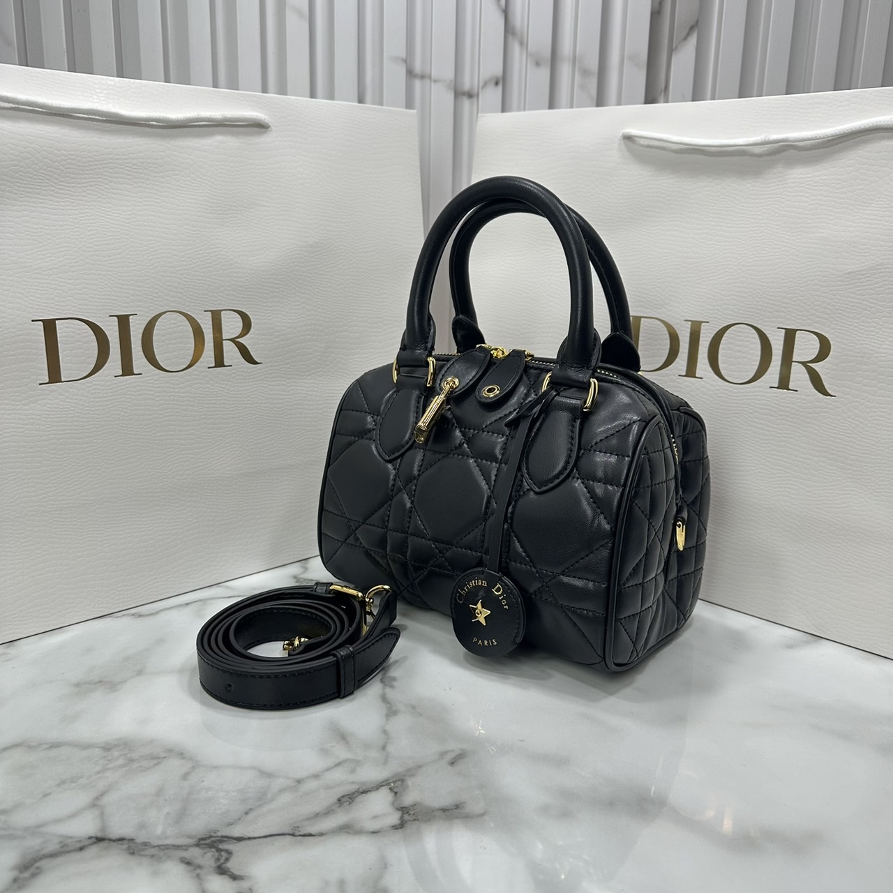 DIOR Groove 20 Bag / Dior Keepall Macrocannage Leather / Oblique Jacquard กระเป๋าสะพายทรงบอสตัน Keepall ทันสมัยและสง่างาม ใช้งานได้ทั้งแบบสะพายไหล่หรือสะพายแบบครอสบอดี้ เหมาะเป็นไอเทมคู่ใจในชีวิตประจำวัน เกรดออริ 1:1