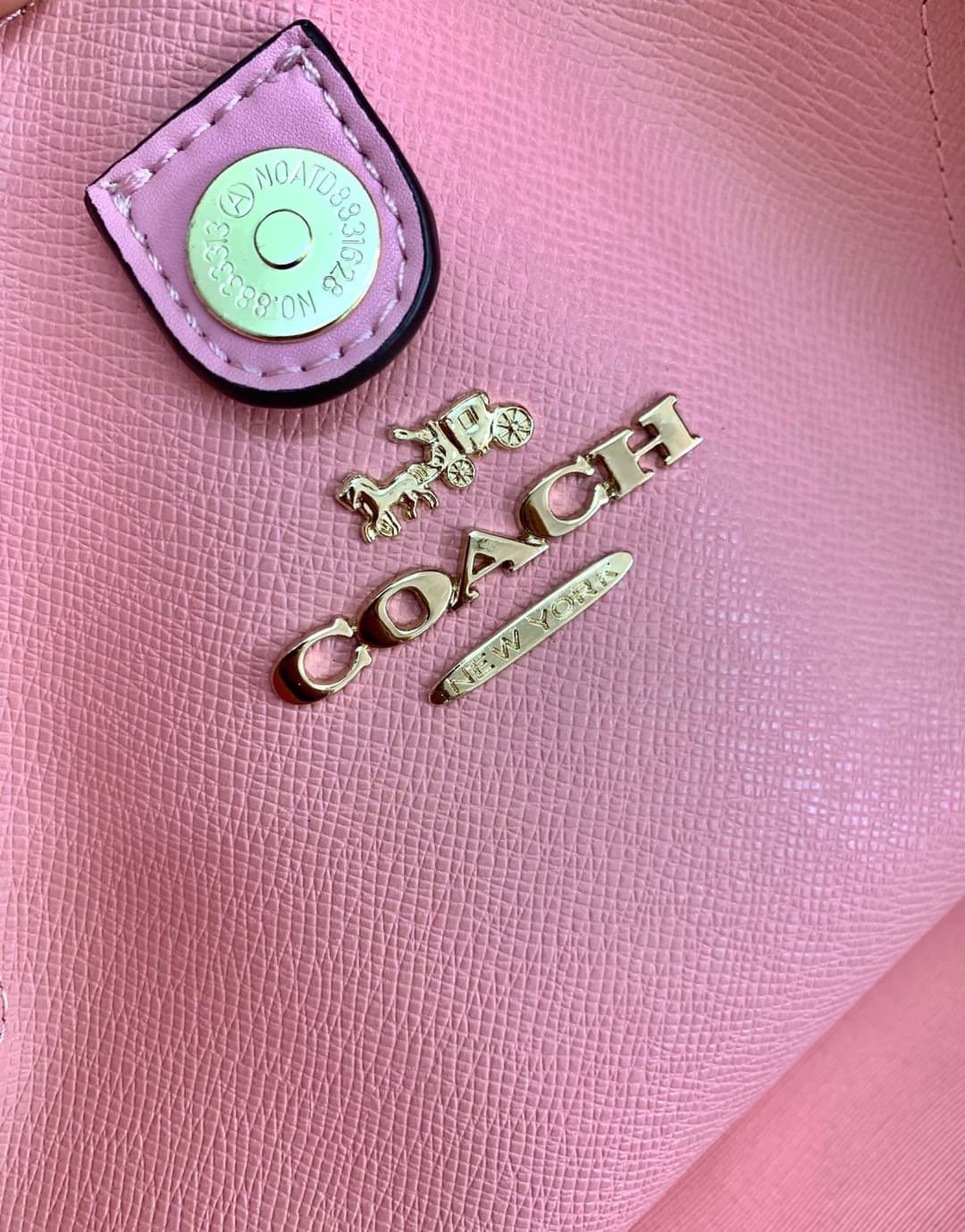 COACH TOWN TOTE SIGNATURE BAG((76636)) พร้อมส่งอีกครั้ง! กระเป๋าใบใหญ่หนังแท้ สวยงามค่ะ ป้ายอะไหล่แบรนด์แบบโลหะสีทองสวยหรูมากๆ เปิดปิดกระเป๋าแบบกระดุมแม่เหล็ก ใช้งานง่าย ภายในกว้างมากๆค่ะบอกเลย สาวๆที่สัมภาระเยอะหายห่วงค่ะ พร้อมช่องกระเป๋าซิปให้ใส่มือถือห