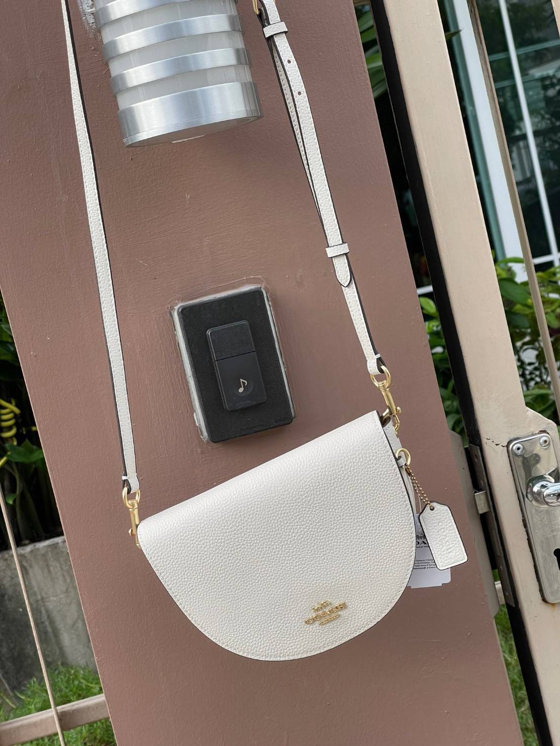 พร้อมส่งที่ไทยครบทั้ง6สีค่ะ 😘 Coach Ellen Crossbody In Signature ((C1432)) กระเป๋าทรงฮาฟมูนรูปทรงคลาสสิก ออกแบบให้มีลักษณะโค้งมน ไม่ดูเป็นทรงแข็งจนเกินไป ดีไซน์และสีของกระเป๋ายังเรียบง่าย เข้าได้กับทุกชุด สะพายครอสบอดี้ร์//สะพายข้าง หรือถือแบบคลัท