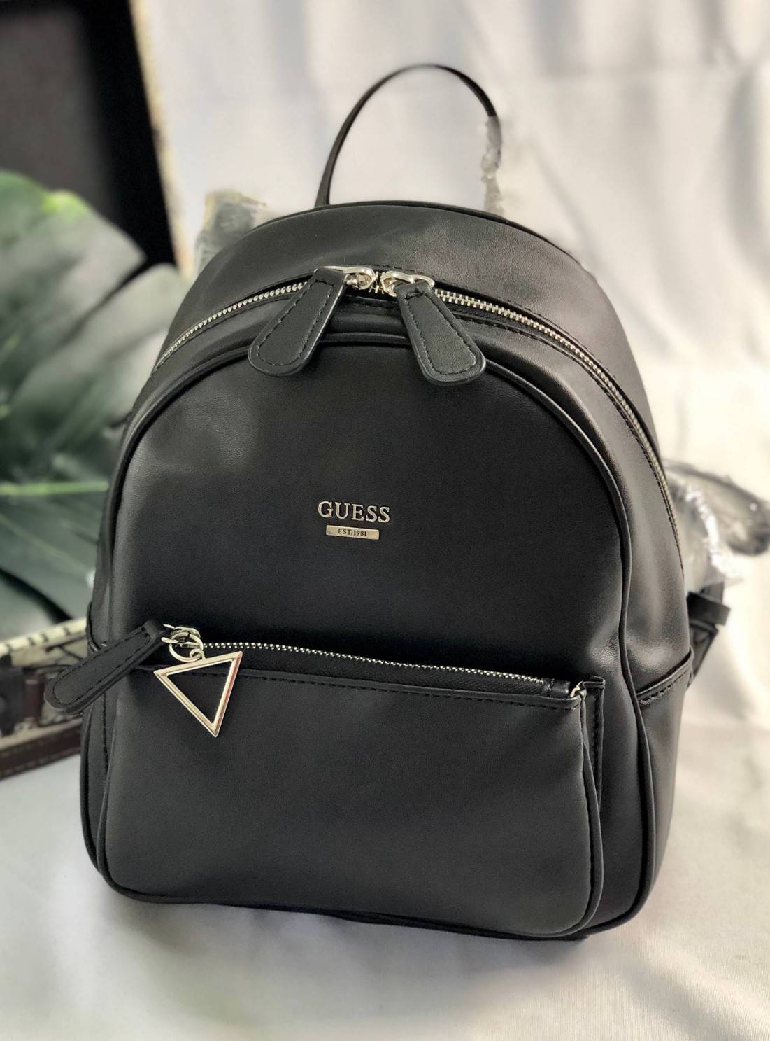 GUESS PANDORE BACKPACK กระเป๋าสะพายหลัง วัสดุหนังนิ่มมือ น้ำหนักเบา ด้านหน้ามีโลโก้แบรนด์ พร้อมช่องซิปหนึ่งช่อง ที่จับซิปมีอะไหล่สัญลักษณ์แบรนด์ ช่องซิปหลักเปิดปิดด้วยซิปคู่ ภายในโล่ง กว้าง ใส่ของได้จุ มีช่องซิปและช่องเล็กใส่ของจุกจิก สายสะพายด้านหลังเลื่