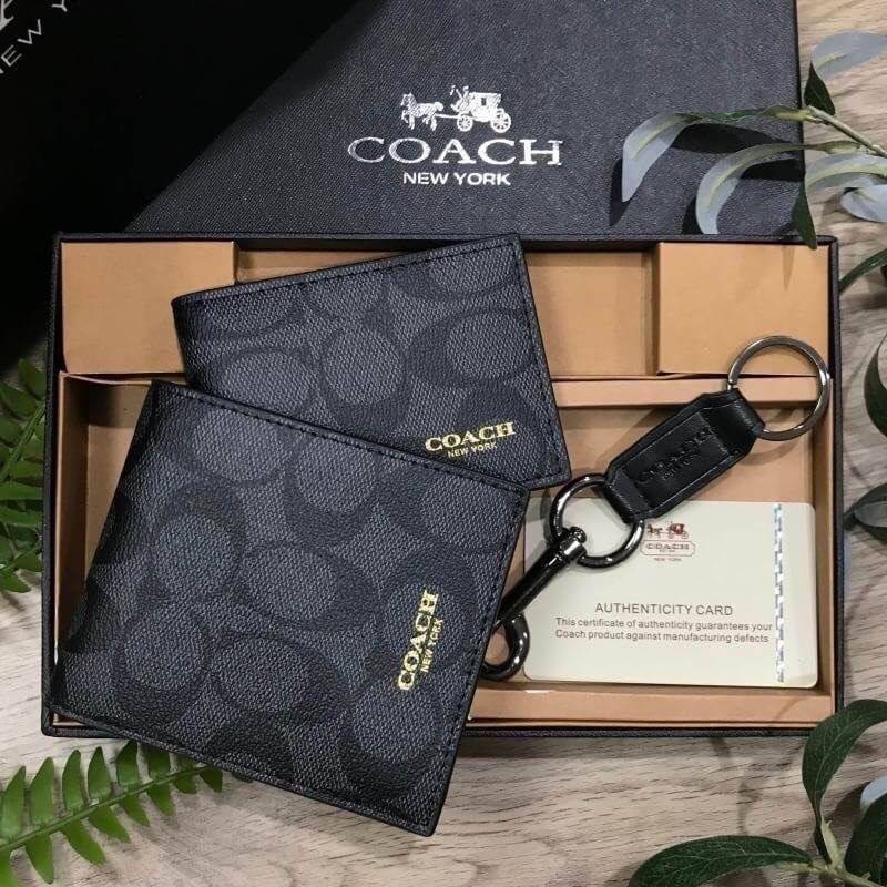 COACH FACTORY SHORT WALLET WITH CARD POCKET & KEY CHAIN Value set & 3 in 1! กระเป๋าสตางค์ใบสั้น + กระเป๋าใส่บัตร และพวงกุญแจ วัสดุหนังแท้ลายแบรนด์รอบใบ ภายใน มีช่องใส่ธนบัตร,บัตร บุผ้าลายแบรนด์ มาาพร้อมอุปกรณ์ ครบ set จะมอบเป็นของขวัญหรือใช้เองก็แนะนำค่ะ
