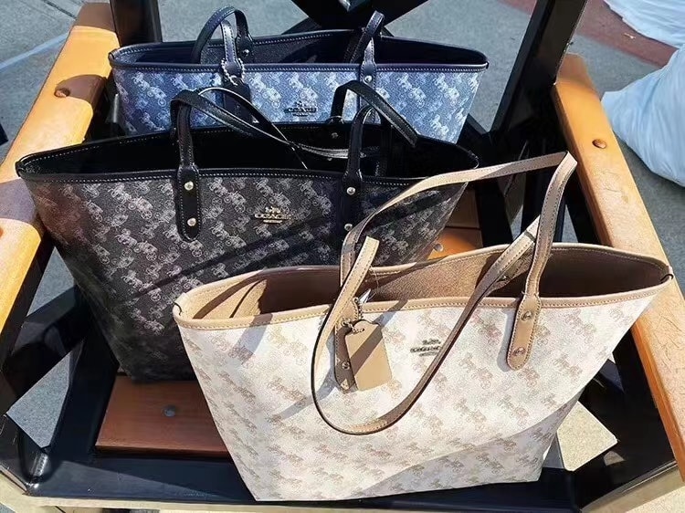 COACH 91107 REVERSIBLE CITY TOTE WITH HORSE AND CARRIAGE PRINT ใช้ได้ 2 ด้าน 🔺ทรง Tote รุ่นแนะนำค่ะ!! วัสดุ pvc อย่างดี นิ่มยวบตัวสวย ลายรถม้าทั้งใบค่ะ (ในไทยหายากค่ะลายนี้) 📌สามารถใช้ได้ทั้งด้านในและด้านนอกนะคะ สวยทั้ง2ด้านเลยทีเดียว เป็น