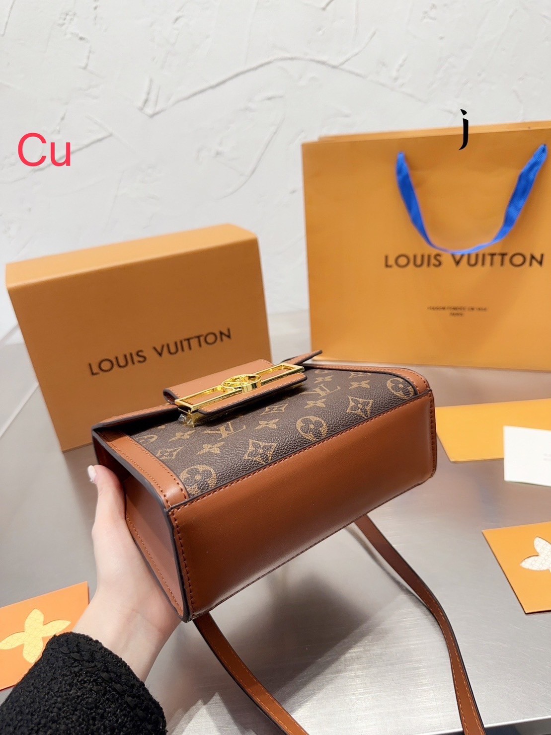 LV Dauphine Capitale Bag / LV HandBag กระเป๋าสะพายข้าง พร้อมหูจับในตัวใช้งานว่าย พิมพ์ลายโมโนแกรมสุดหรูจากแบรนด์ดัง ภายในจุของได้เยอะ ขนาดกำลังสวย ใช้เป็น every look ได้เลยค่ะ ใบนี้คือสวยหรู คุ้มสุดๆไม่ควรพลาดเลยค่า