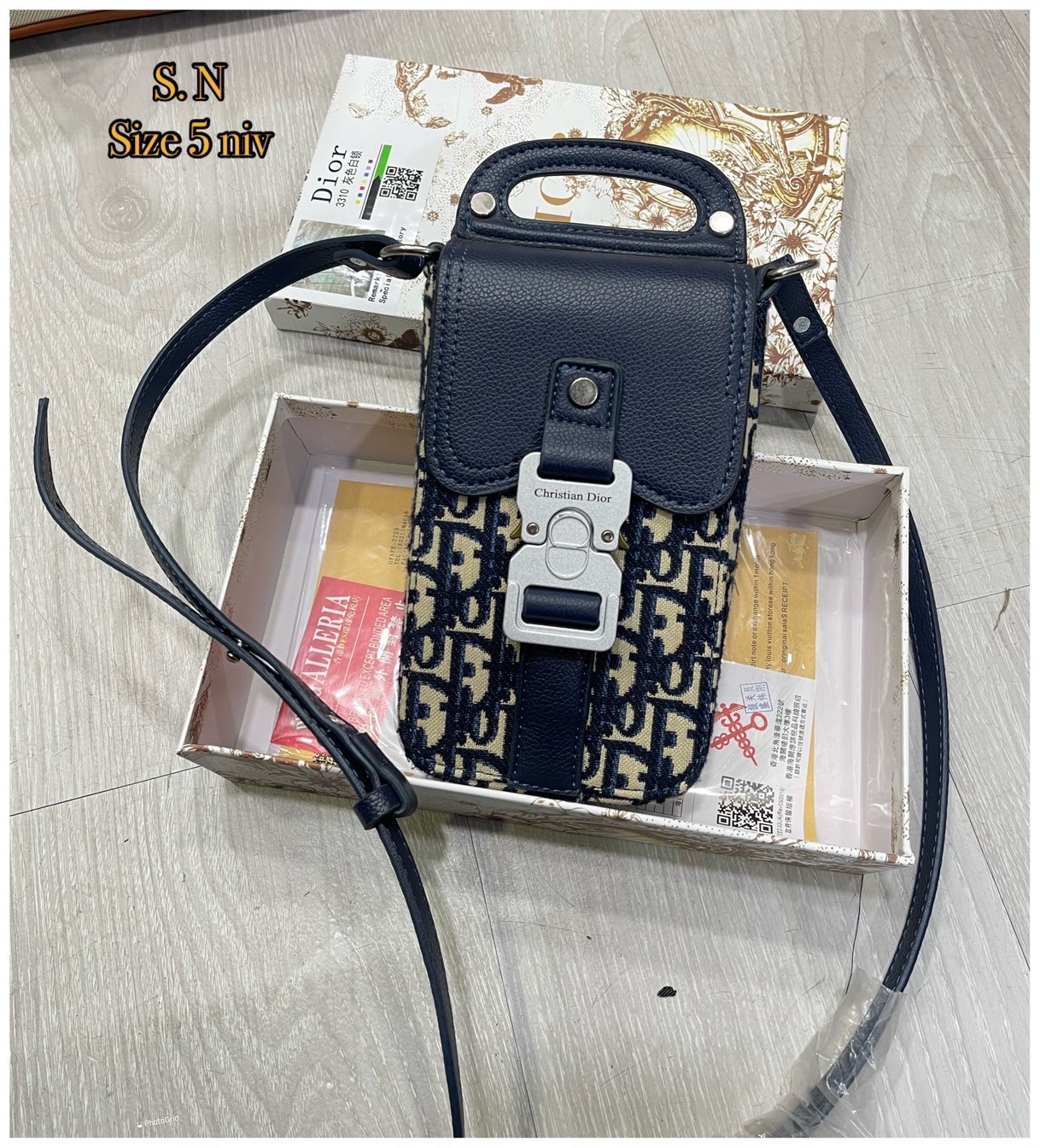 DIOR Phone Bag / DIOR Saddle Vertical Pouch With Strap Oblique Jacquard กระเป๋าสะพายใส่โทรศัพท์แฝงความหรูตามเอกลักษณ์แบรนด์ ได้ใจหนุ่มๆไปเลยใบนี้!! หลงรักตั้งแต่แรกเห็นมีอยู่จริง!! สะพายข้างคูลๆ พกพาไปไหนๆได้สะดวก คล่องตัวกว่าเดิม