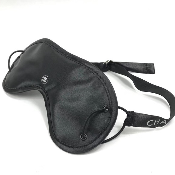 CHANEL SLEEPING EYE Beauty Travel Spa Sleep MASK สินค้าเป็นของแท้ ใหม่จากแบรนด์ ที่ปิดตาจากChanel VIP Gift แท้ 100% ทำจากผ้าผิวลื่น ด้านหน้ามีโลโก้ชาแนล ตัวสายเลื่อนปรับได้ตามต้องการ บรรจุในถุงพลาสติกปั้ม Chanel ค่ะ