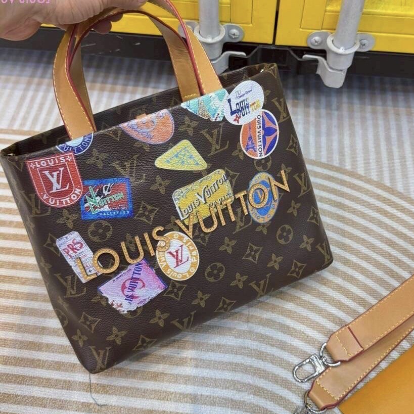 LV Flight Mode Onthego Voyage Bag / LV Tote Bag signature travel sticker print กระเป๋าทรงโท้ทใบใหญ่ รุ่นลิมิเต็ด โดดเด่นด้วยแท็กสติกเกอร์พิมพ์ลายท่องเที่ยว ให้ความวินเทจแต่ยังคงความหรูหราในตัว สวยหรูลงตัว ภายในโล่งกว้าง จุของได้อย่างจุใจ