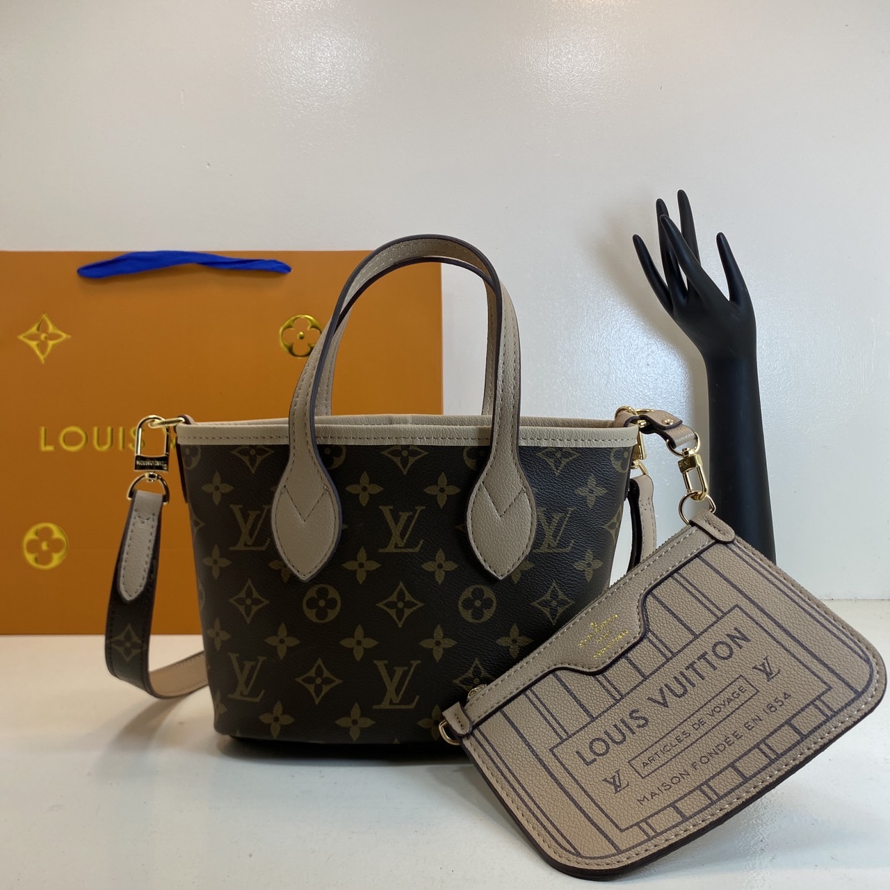 LV Neverfull Bandoulière Inside Out BB Bag กระเป๋าทรงโท้ทไซส์เล็ก พร้อมใบลูกพิมพ์ลายแบรนด์สุดไอคอนิก ดีไซน์ใช้งานได้ทั้งสองด้าน ด้านหนึ่งรังสรรค์จาก Monogram แคนวาสเป็นเอกลักษณ์