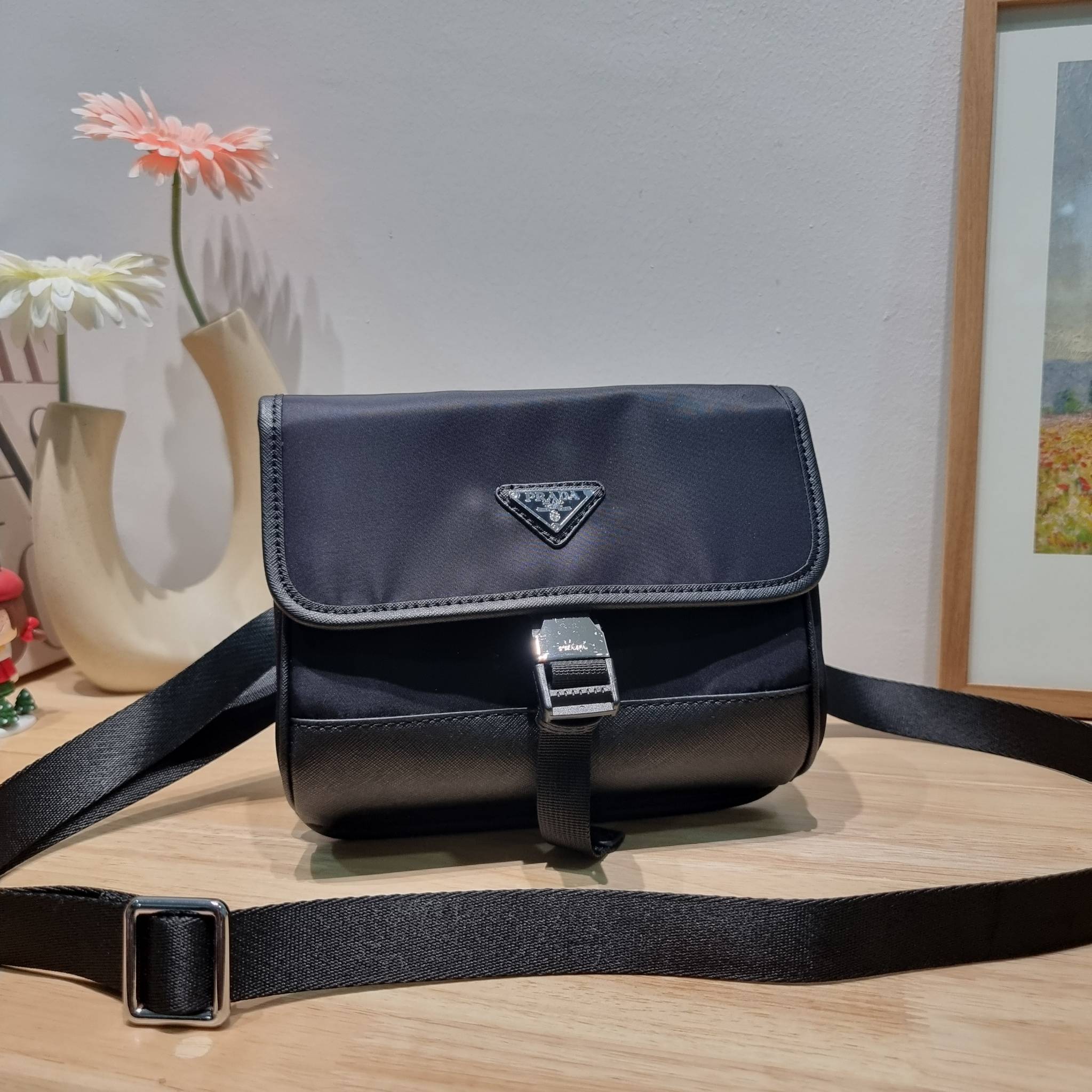 PRADA RE-NYLON AND SAFFIANO LEATHER SMARTPHONE CASE / PRADA Messenger Bag กระเป๋าสะพายสปอร์ต ดีไซน์หรู เรียบง่าย ดูแพง น้ำหนักเบา สายสะพายถอดออกได้