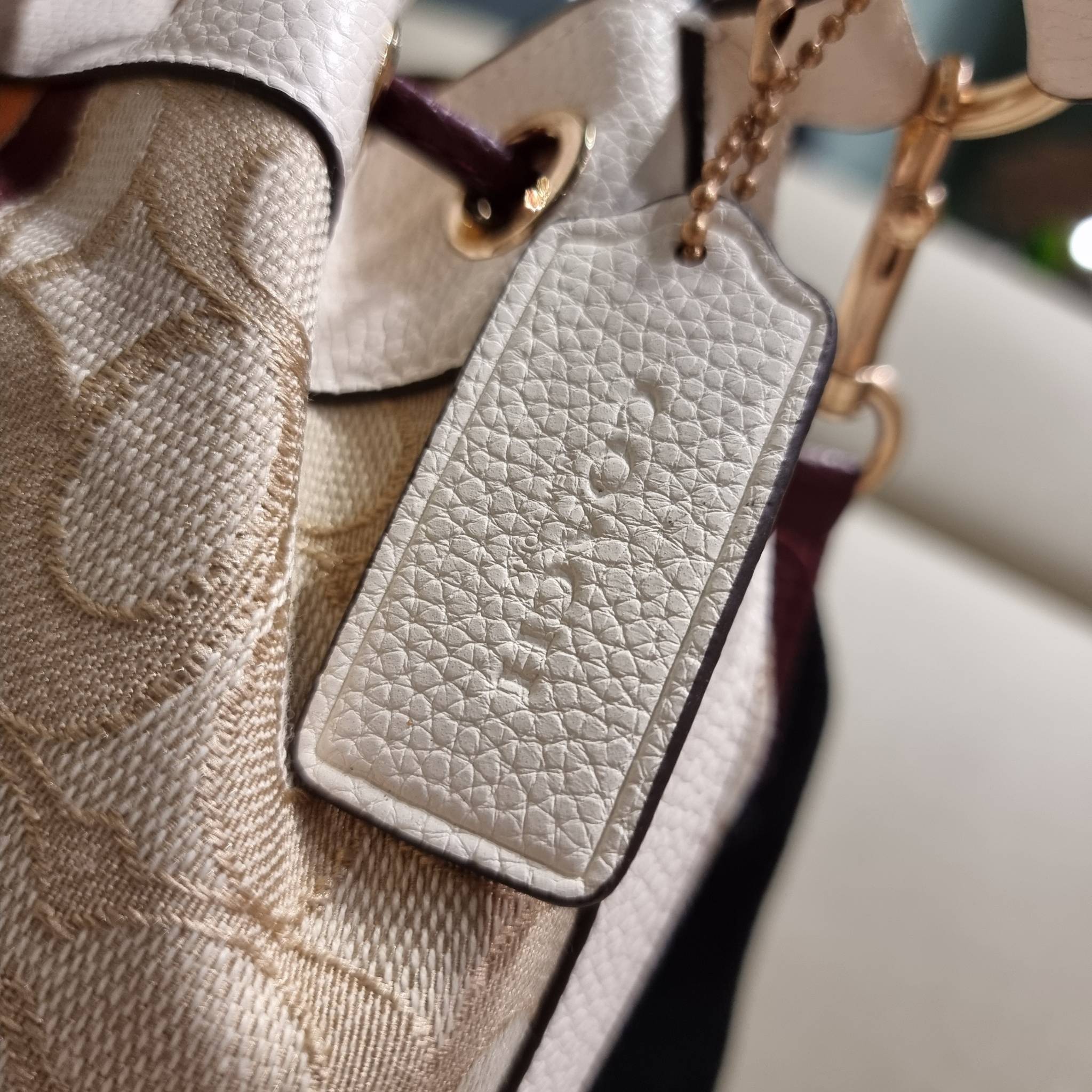 COACH C7084 DEMPSEY DRAWSTRING BUCKET BAG IN SIGNATURE JACQUARD WITH STRIPE AND COACH PATCH พี่สาวใบใหญ่สุดสวยมาแล้วจ้า!! กระเป๋าทรงถังไซส์ใหญ่ ที่สาวๆรอคอย ใช้งานง่ายด้วยการรูดหนังปิดรอบปากกระเป๋า ทุกอย่างลงตัวที่สุด!! โดดเด่นด้วยลวดลายสีสันที่ละมุนมาก ว