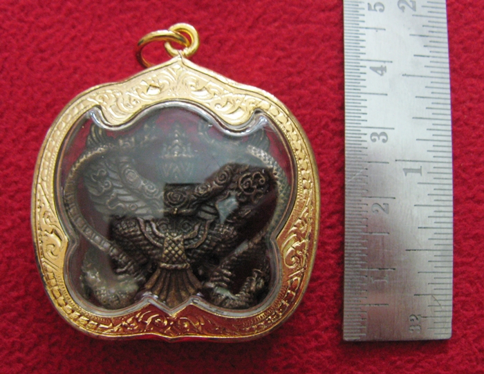 สินค้าหมดค่ะ จี้ครุฑยุดนาคเนื้อเม็ดมะขามเลี่ยมทองไมครอนลงยาพร้อมใบคาถาค่ะ