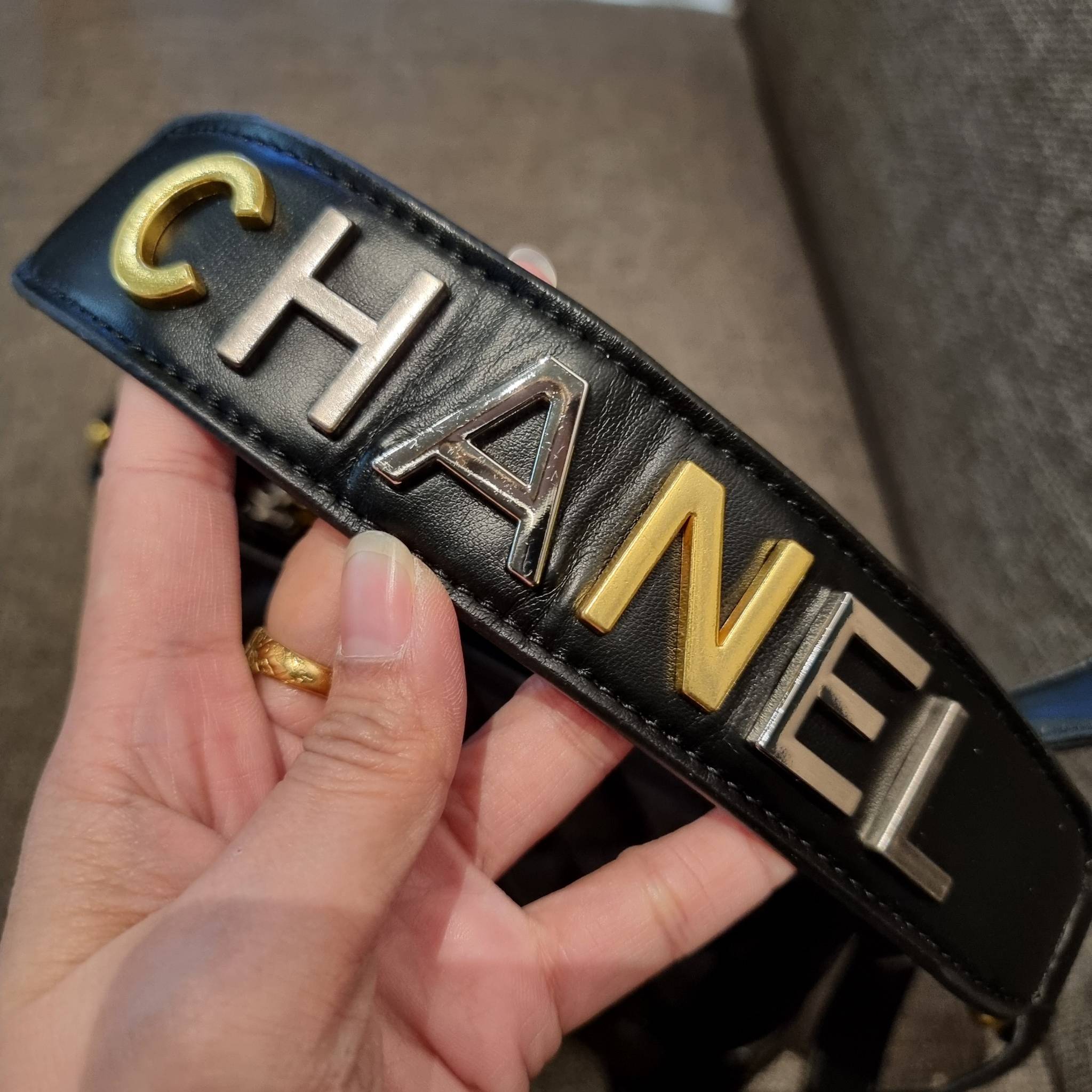 8" CHANEL SHOULDER BAG / CHANEL GABRIELLE HOBO BAG ไซส์คลาสสิค กระเป๋าสะพายข้าง/ไหล่ หนังสังเคราะห์ นิ่ม หรู มาพร้อมพวงกุญแจสัญลักษณ์แบรนด์ พิเศษ!! สายคล้อง jumbo font เพิ่มดีเทลความแพง อะไหล่พร้อมโซ่สะพายสีทองสลับสีเงินรมดำ สามารถสะพาย crossbody หรื