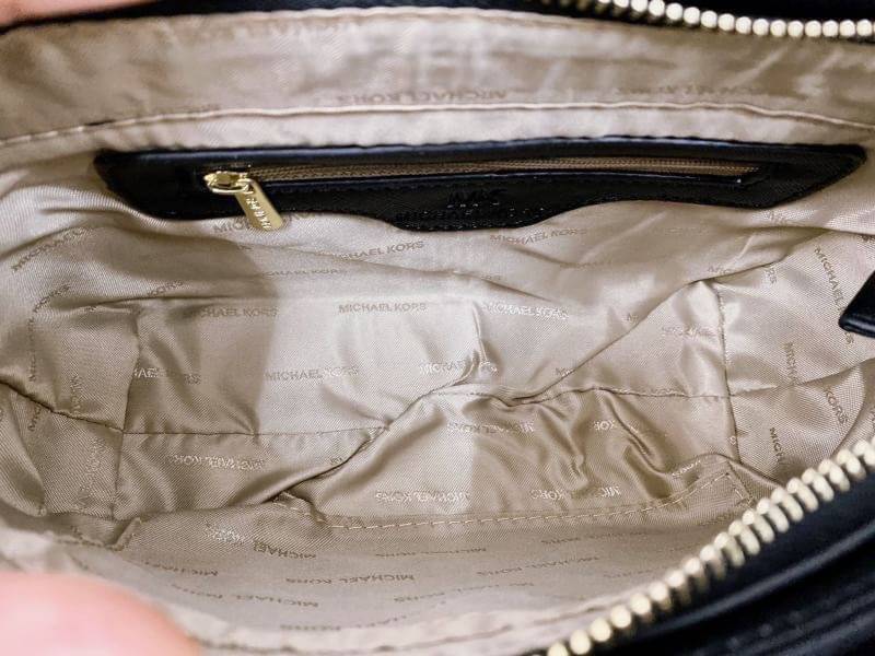 MICHAEL KORS Crossbody Bag กระเป๋าสะพายแบบ crossbody หนังลาย saffiano เปิดปิดด้วยซิปแบรนด์ อะไหล่ทอง ด้านหน้าประดับโลโก้ โลหะแบรนด์ ด้านในบุผ้าแบรนด์สวยหรู น้ำหนักเบา มีช่องซิปใส่ของจุกจิกและช่องใส่มือถือ มาพร้อมสายสะพายยาวโซ่ทอง+หนัง ปรับได้หลายระดับ ขนา