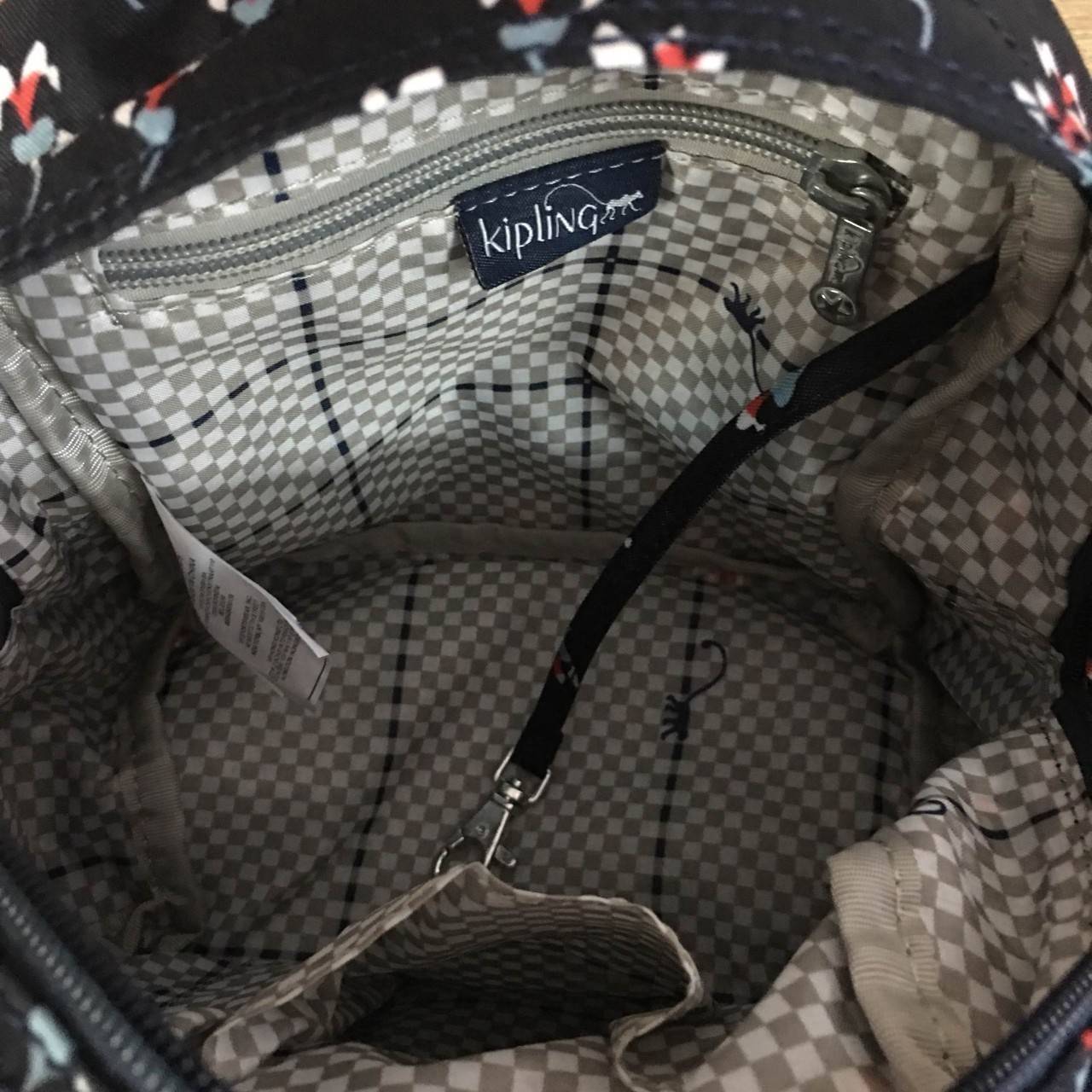 Kipling Mini K12673 กระเป๋าขนาดมินิ ใช้งานได้ถึง 3 แบบ ปรับเป็นเป้สะพายหลัง สะพายข้าง และมีหูหิ้ว ลวดลายสวยน่ารัก มีช่องเก็บหลายช่องแยกเก็บของจุกจิก ด้านข้างมีช่องโล่งไว้ใส่ของที่ต้องหยิบใช้บ่อยครั้ง สะพายได้กับสาวทุกลุคเลยค่ะ ไม่ควรพลาดเลยค่ะรุ่นนี้รีบจอ