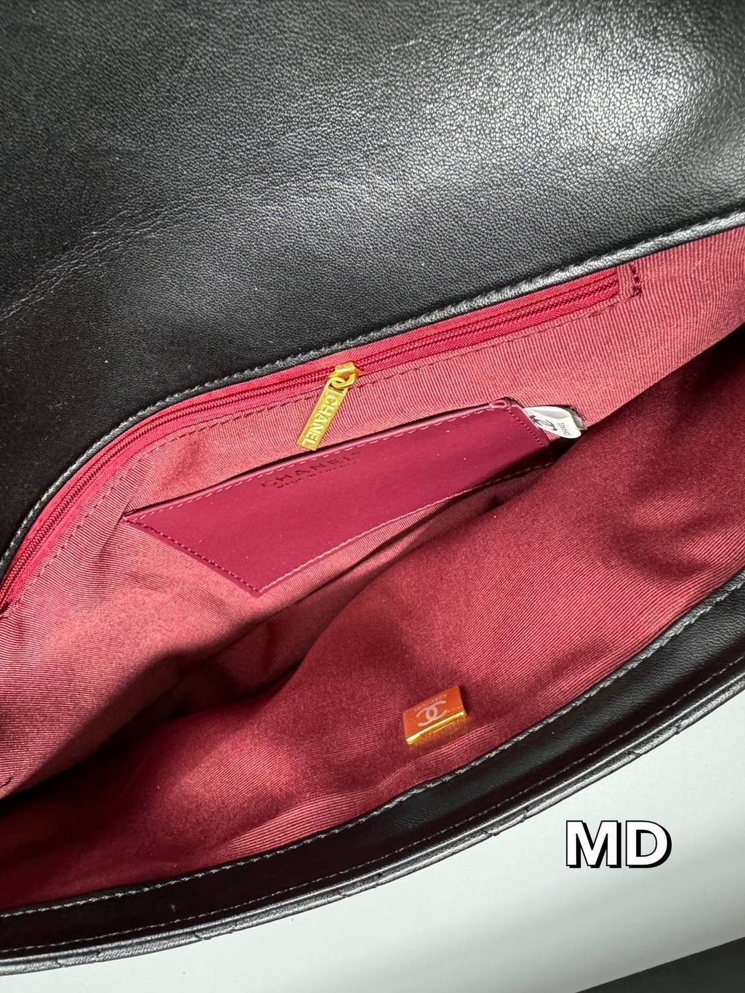 CHANEL Clutch Flap Bag กระเป๋าสะพายทรงคลาสสิค ไซส์ยาวพิเศษ หนังเรียบเงาผิวสัมผัสนุ่มลื่นมาก สวยหรูดูแพง ถือเป็นคลัชหรือสะพายไหล่ได้เก๋ๆ ใช้ยังไงก็ดูหรู ด้วยดีไซน์เฉพาะตัว ใบจริงสวยคมมาก