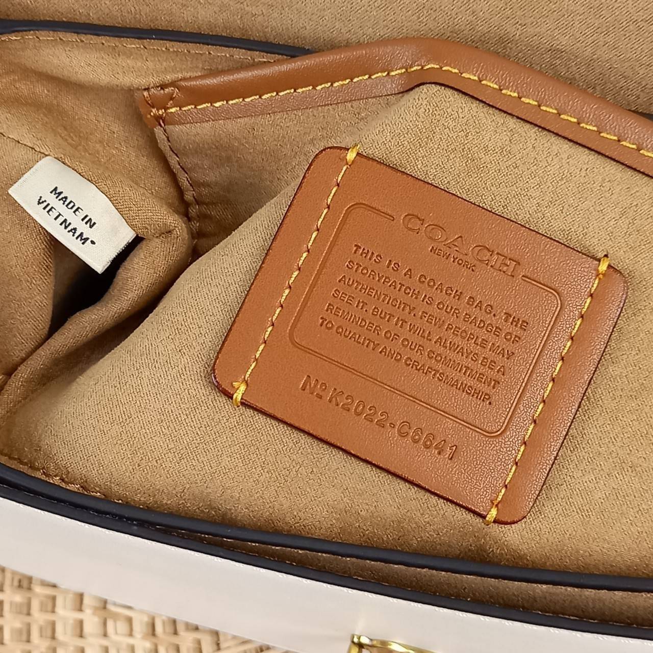 COACH STUDIO GLOVETANNED LEATHER SHOULDER BAG (C6641)🌺ห้ามพลาดเด็ดขาด!! สวยละมุน เรียบหรู ดูแพงสุดๆ!! //กระเป๋าถือ กระเป๋าสะพาย ดีไซน์เนี้ยบ! เฉียบมาก!// วัสดุหนังแท้ หนังเรียบเต็มใบ อยู่ทรง สวยมากๆ ดีเทลเรียบหรู ผู้ดีสุดๆ!// ด้านหน้าเปิด-ปิดด้วยต