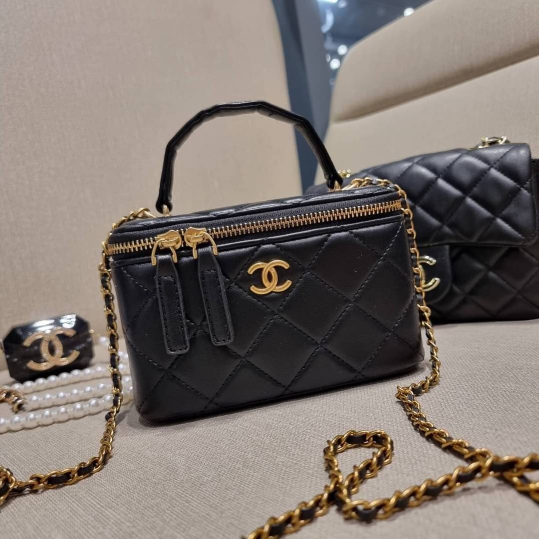 VIP 🥂 เซ็ทคือที่สุดของความคุ้ม EXCLUSIVE MIX ITEM!! CHANEL GIFT BOX SET กลับมาอีกครั้งกับไอเท็มสุดหรูชวนให้สะสม สุดยอดของรุ่นยอดฮิตพร้อมเสิร์ฟครบชุด สุดคุ้ม มาพร้อมกระเป๋าสะพายถึง 2 ใบ คอลเลคชั่นของมันต้องมี ทั้งตัวคลาสสิคและ vanity และสุดยอดของหา