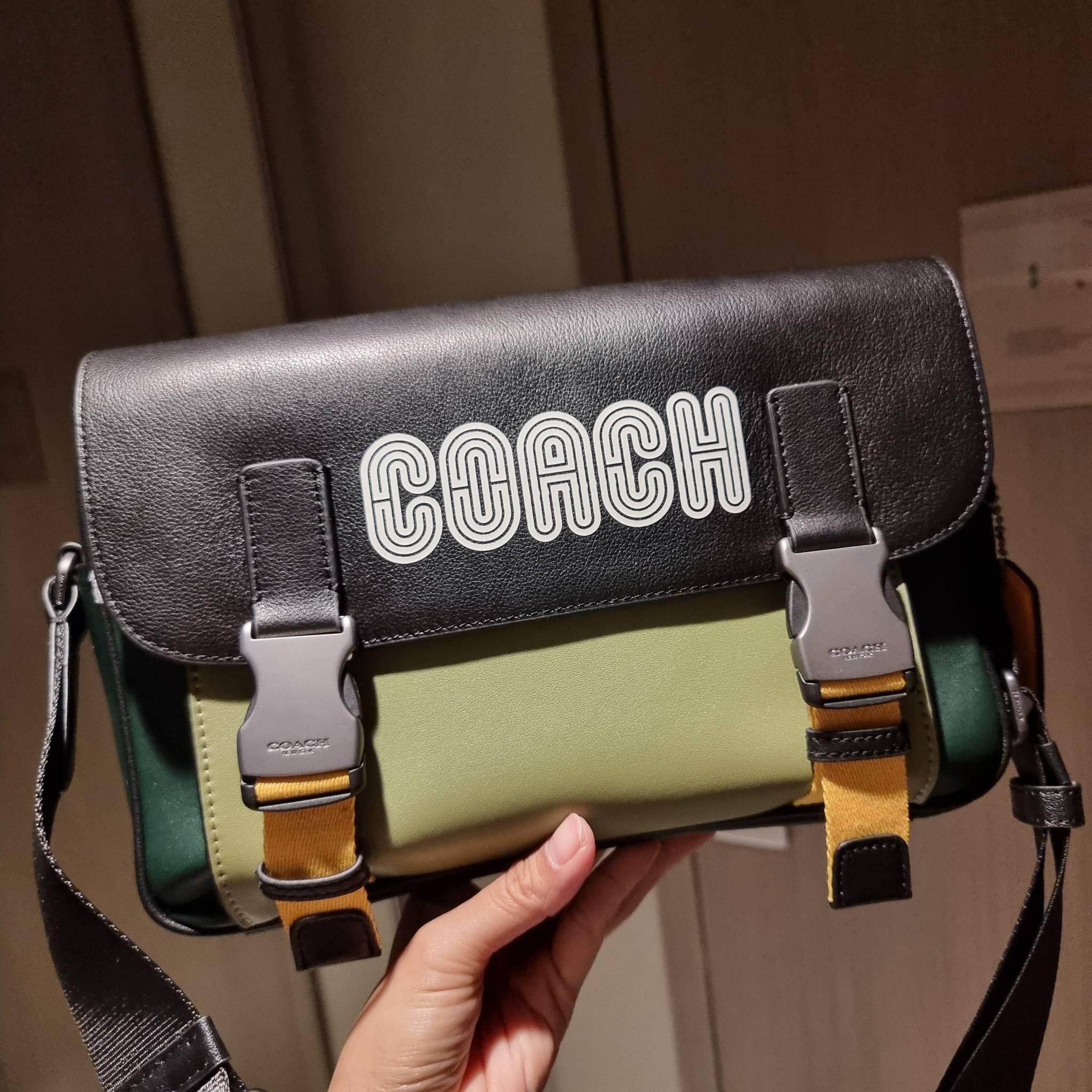 COACH TRACK CROSSBODY IN COLORBLOCK WITH COACH PATCH C6657 C8128 หล่อบอกต่ออีกหนึ่ง กระเป๋าสะพายทรงแมสเซ็นเจอร์ รุ่นเอาใจหนุ่มๆ ที่สาวๆก็อยากใช้!! ด้วยดีไซน์สีคัลเลอร์บล็อคที่โดดเด่น ทำให้ดูน่าใช้งาน วัสดุหนังแท้ สวยคมซ่อนหรู ฝากระเป๋ามีตัวล็อคแน่นหนา เปิ