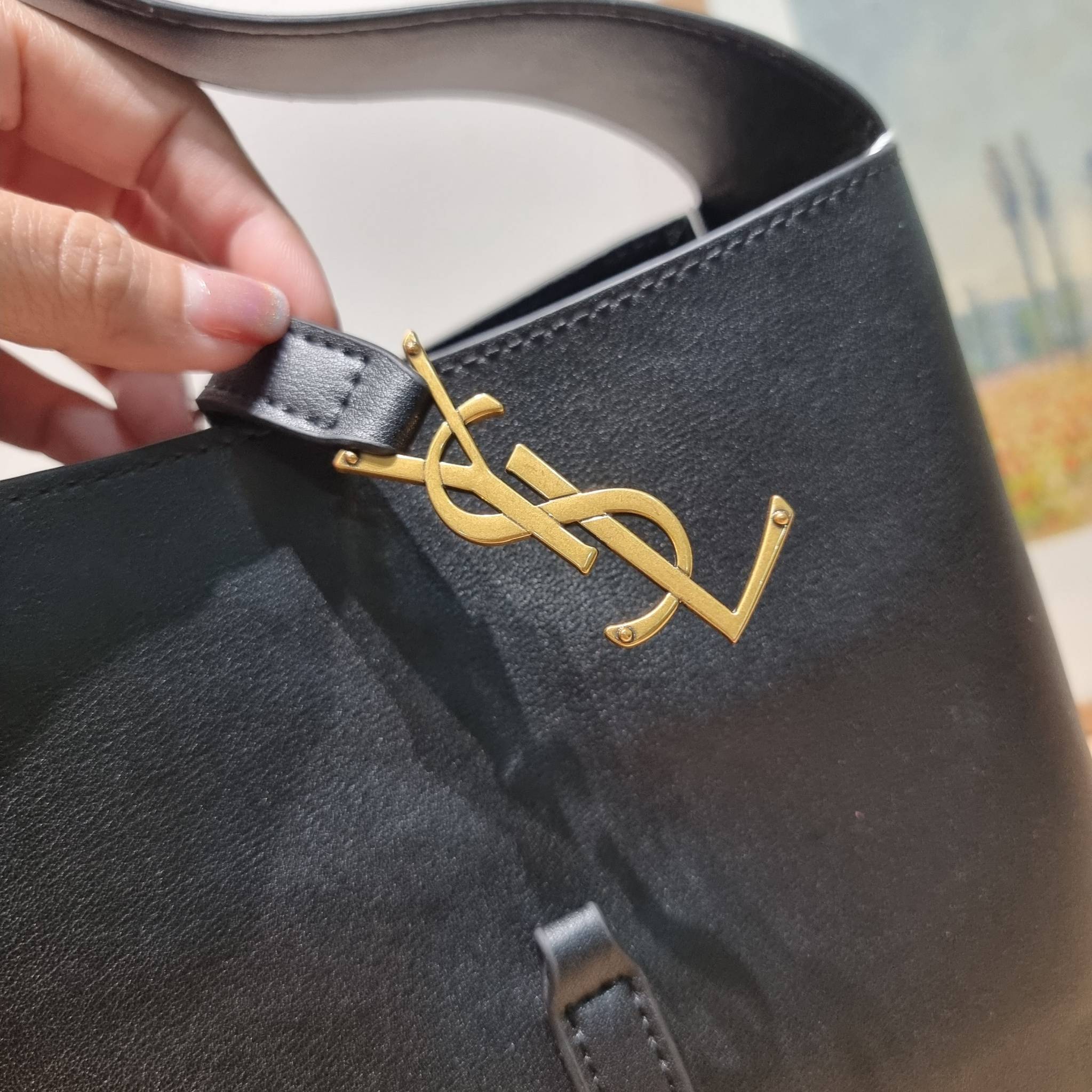 YSL LE 5 À 7 SOFT SMALL IN SMOOTH LEATHER รุ่นยอดฮิต ที่ใครๆก็ต้องมีครอบครอง กับกระเป๋าสะพายทรงโฮโบ ดีไซน์สุดคลาสสิค