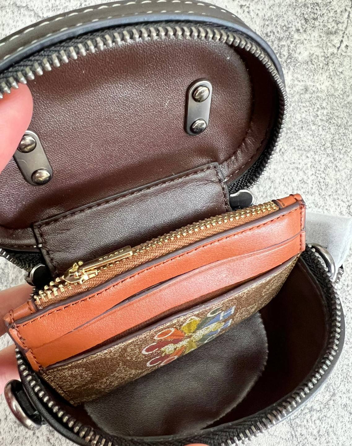 COACH TRAIL CROSSBODY 12 IN SIGNATURE CANVAS CE768 // CE769 มอบเป็นของขวัญปีนี้ รุ่นนี้ต้องเข้าแล้วล่ะคะ พร้อมส่งที่ไทยจำนวนจำกัด! ได้ล๊อตเปิดตัวราคาดีสุดมาค่ะ🎁มอบทันใช้ในช่วงเทศกาลปีใหม่นี้กันค่าา สวยไร้ที่ติ ✔️กระเป๋าใส่ของจำเป็นจุกจิก หน