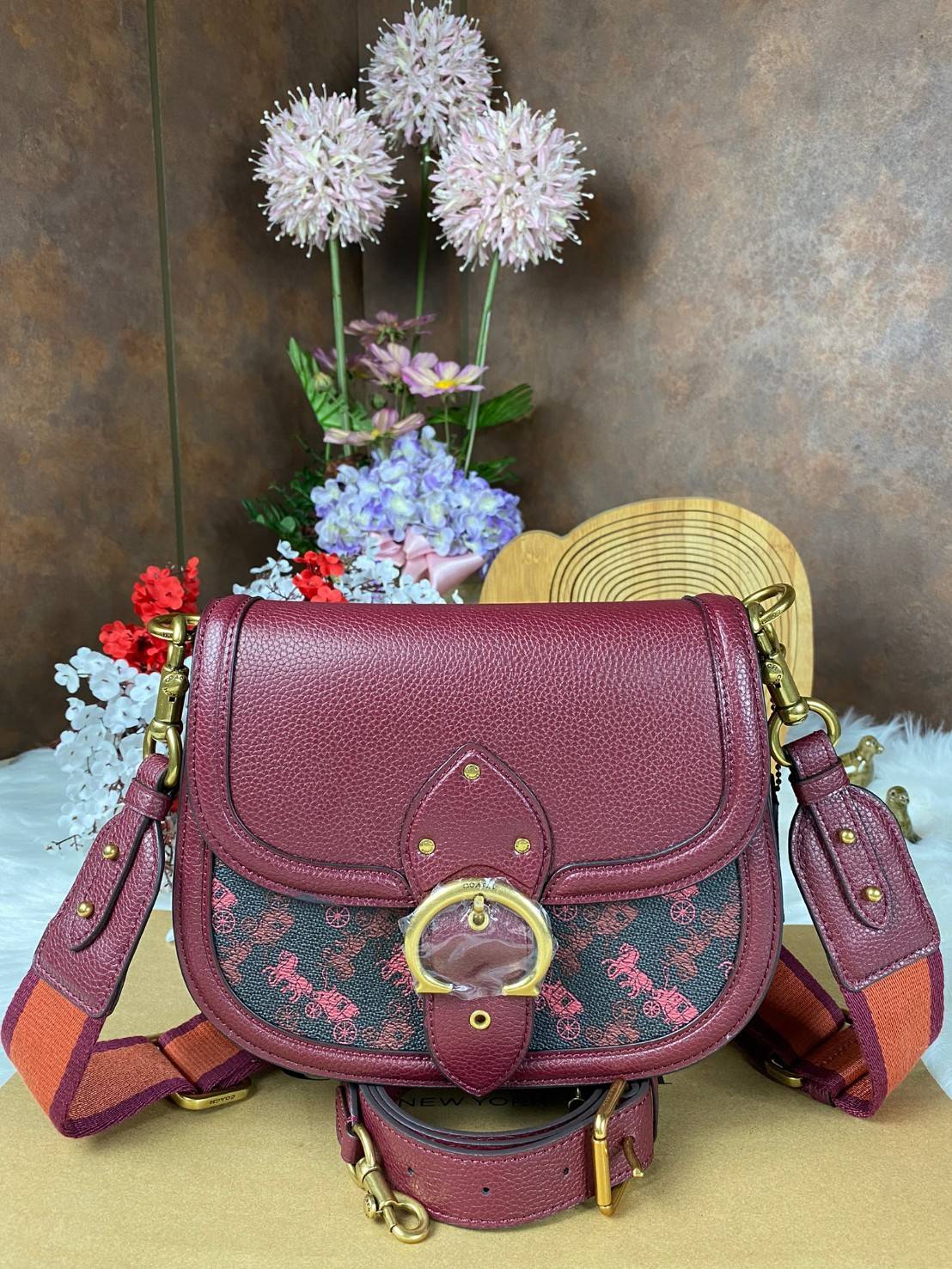 COACH BEAT SADDLE BAG WITH HORSE AND CARRIAGE C0747 ฮอตไฟลุก! สีหายาก ละมุนคุณหนู คอลเลคชั่นใหม่ ดีไซน์หรูหรา พิเศษมากๆมาพร้อมสายสะพาย 2 เส้น ใช้คู่กันหรือแยกสะพายก็สวยครบสูตร กระเป๋าสะพายทรง saddle คลาสสิค เปิด-ปิดด้วยกระดุมแน่นหนา ภายในเป็นช่องโล่ง ใส่ข