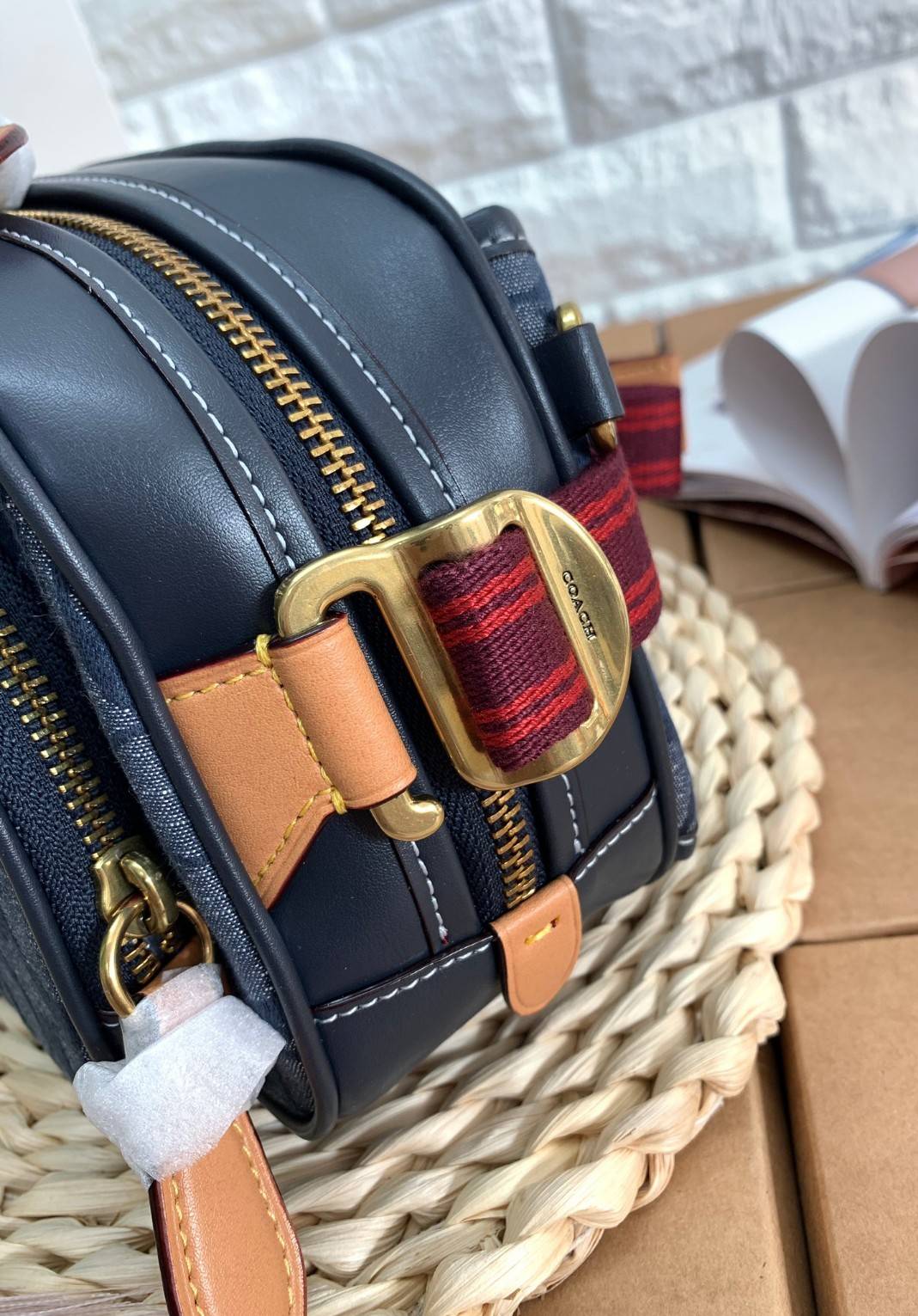 COACH BELT BAG IN SIGNATURE CHAMBRAY (3685) ❤️ใช้ได้ทั้งชาย//หญิงค่ะ กระเป๋าคาดอก วัสดุผ้าแคนวาส+หนังแท้ค่ะ ด้านหน้ามีช่องซิปขนาดกลาง ใส่มือถือได้ค่ะ ช่องซิปหลักเปิดปิดแบบซิปคู่ ภายในกว้าง ใส่ของจำเป็นได้ครบเลยนะคะ มีช่องซิปสำหรับใส่ของจุกจิกให้อีก