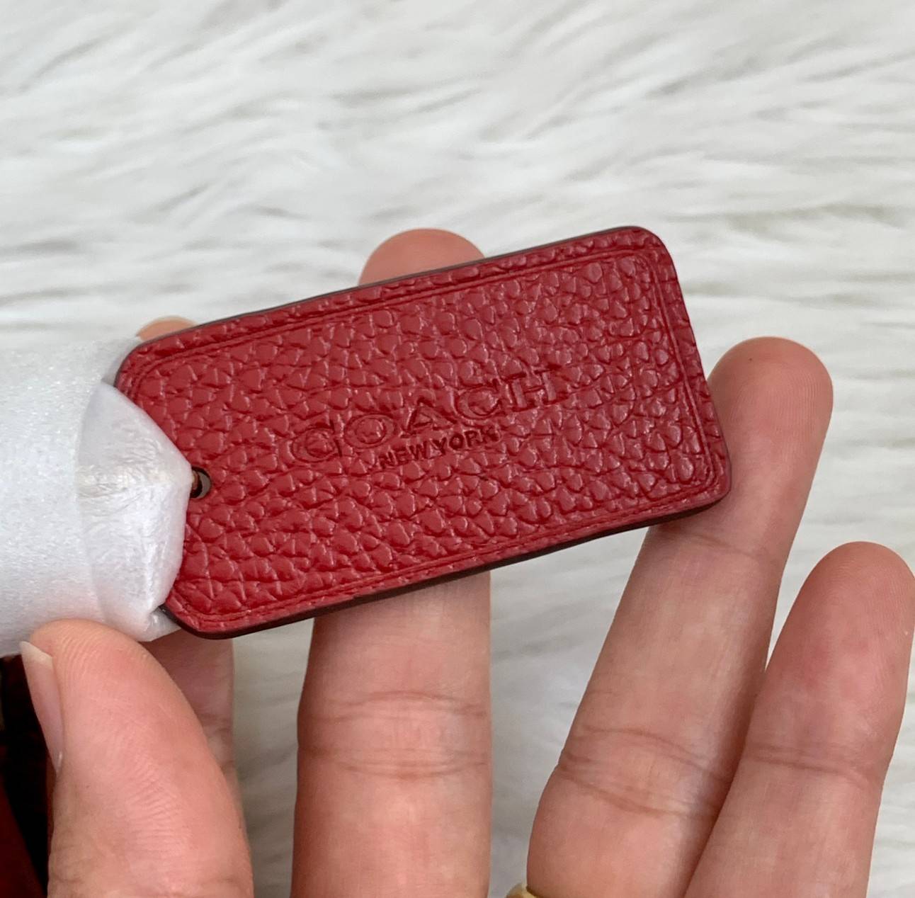 พร้อมส่งที่ไทยครบทั้ง6สีค่ะ 😘 Coach Ellen Crossbody In Signature ((C1432)) กระเป๋าทรงฮาฟมูนรูปทรงคลาสสิก ออกแบบให้มีลักษณะโค้งมน ไม่ดูเป็นทรงแข็งจนเกินไป ดีไซน์และสีของกระเป๋ายังเรียบง่าย เข้าได้กับทุกชุด สะพายครอสบอดี้ร์//สะพายข้าง หรือถือแบบคลัท