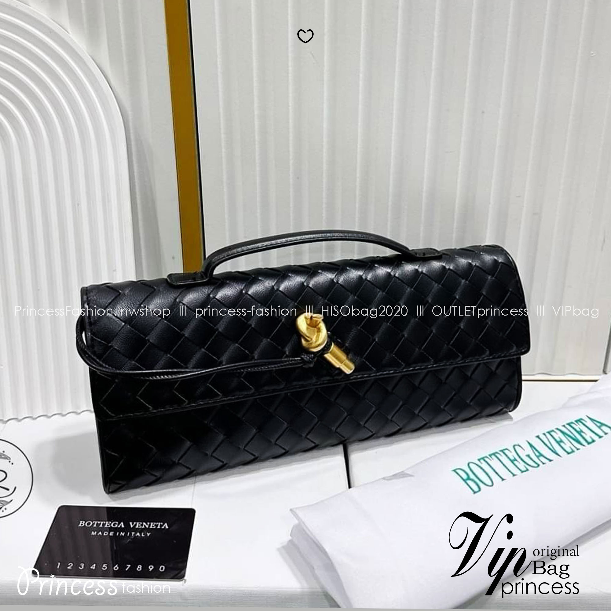 BOTTEGA VENETA Andiamo Clutch Top handle กระเป๋าถือทรงคลัช ดีไซส์สานสวยเก๋เป็นเอกลักษณ์ เรียบหรูที่แท้จริงต้องยกให้แบรนด์นี้เลยค่ะ ใช้ได้ทั้งชายหญิง ให้ความคล่องตัวเป็นไอเท็ม everyday bag ได้เลย